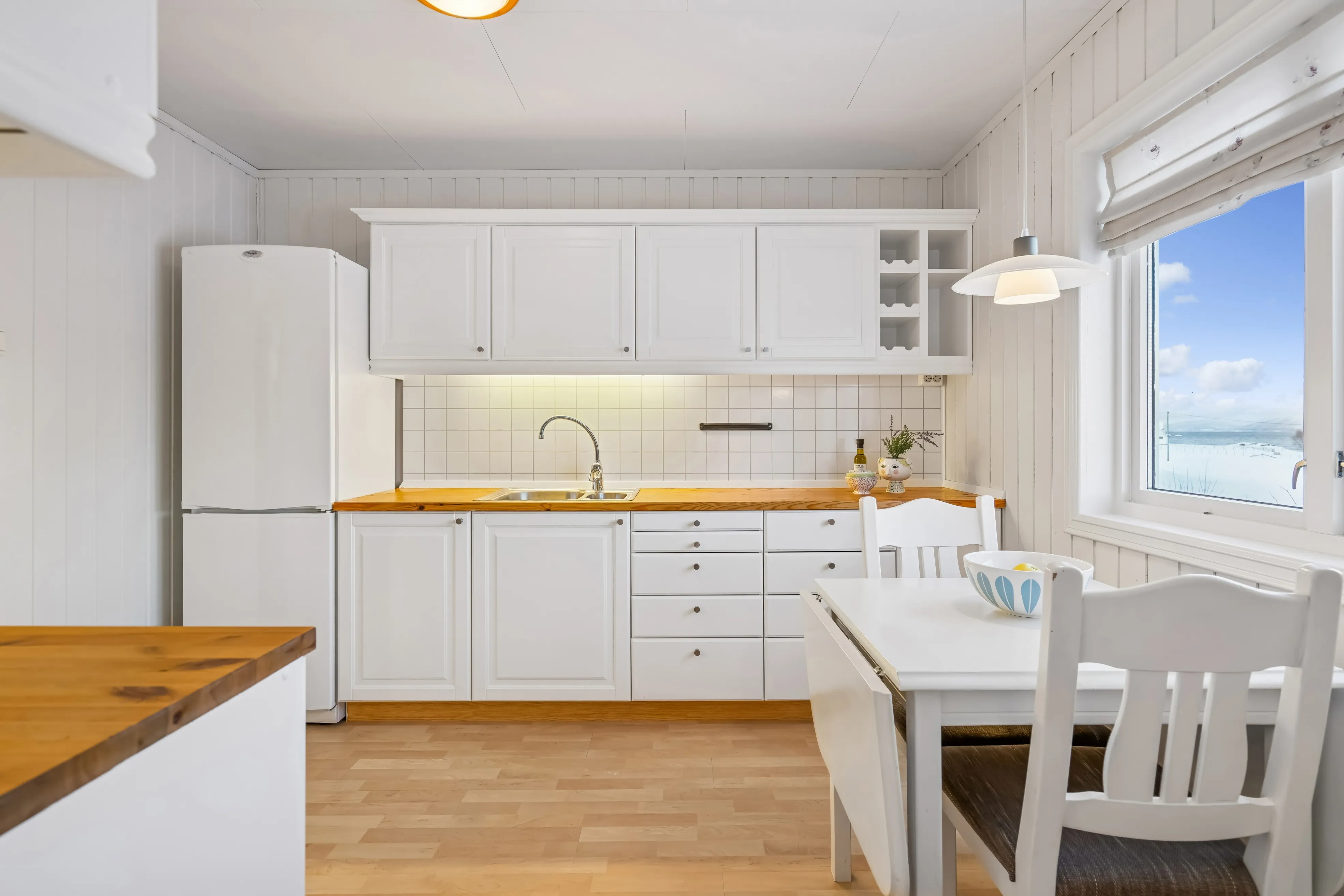 1960s Cabin in Svensby: Expansive Grounds and Outdoor Living - View image 11 of 37