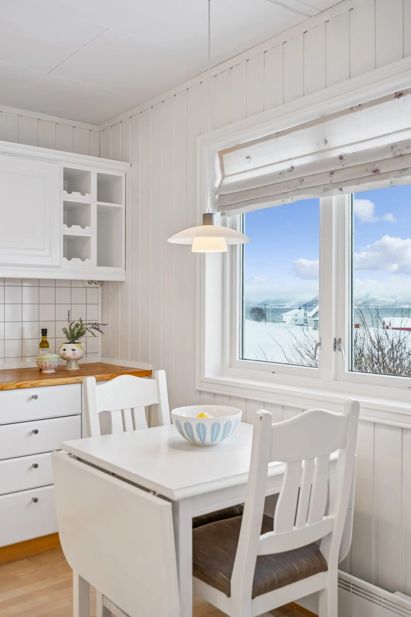 1960s Cabin in Svensby: Expansive Grounds and Outdoor Living - View image 12 of 37