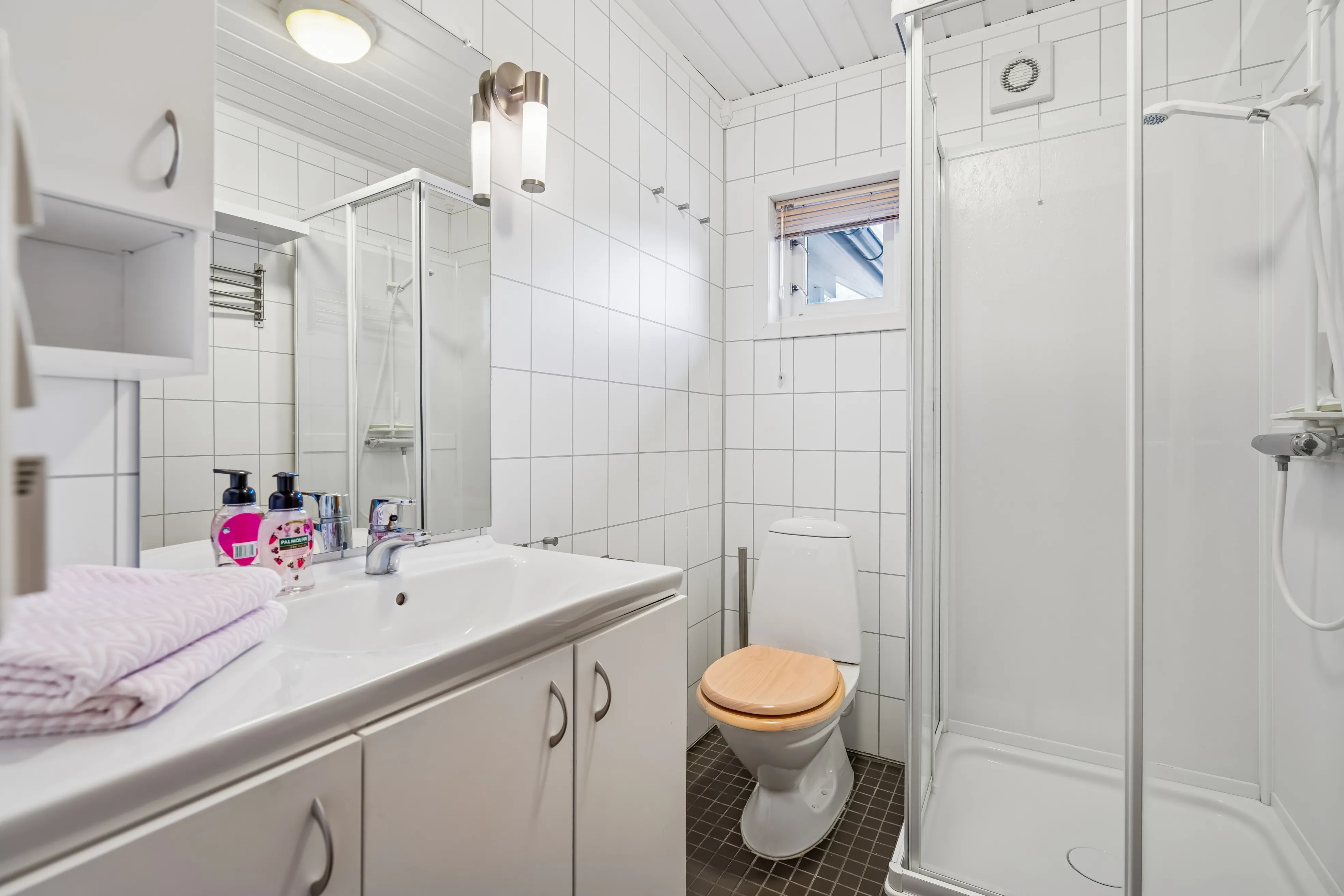 1960s Cabin in Svensby: Expansive Grounds and Outdoor Living - View image 13 of 37