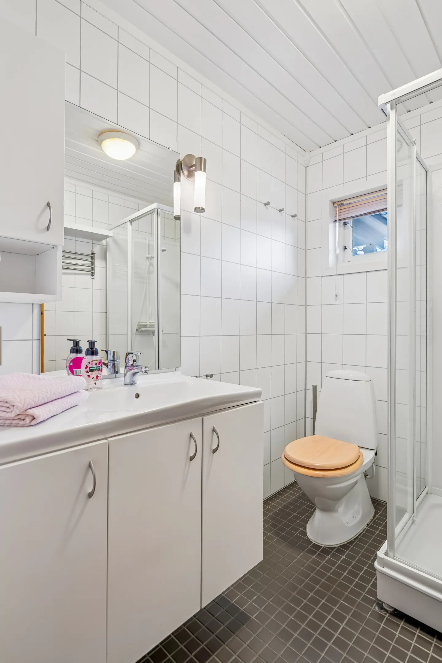 1960s Cabin in Svensby: Expansive Grounds and Outdoor Living - View image 14 of 37