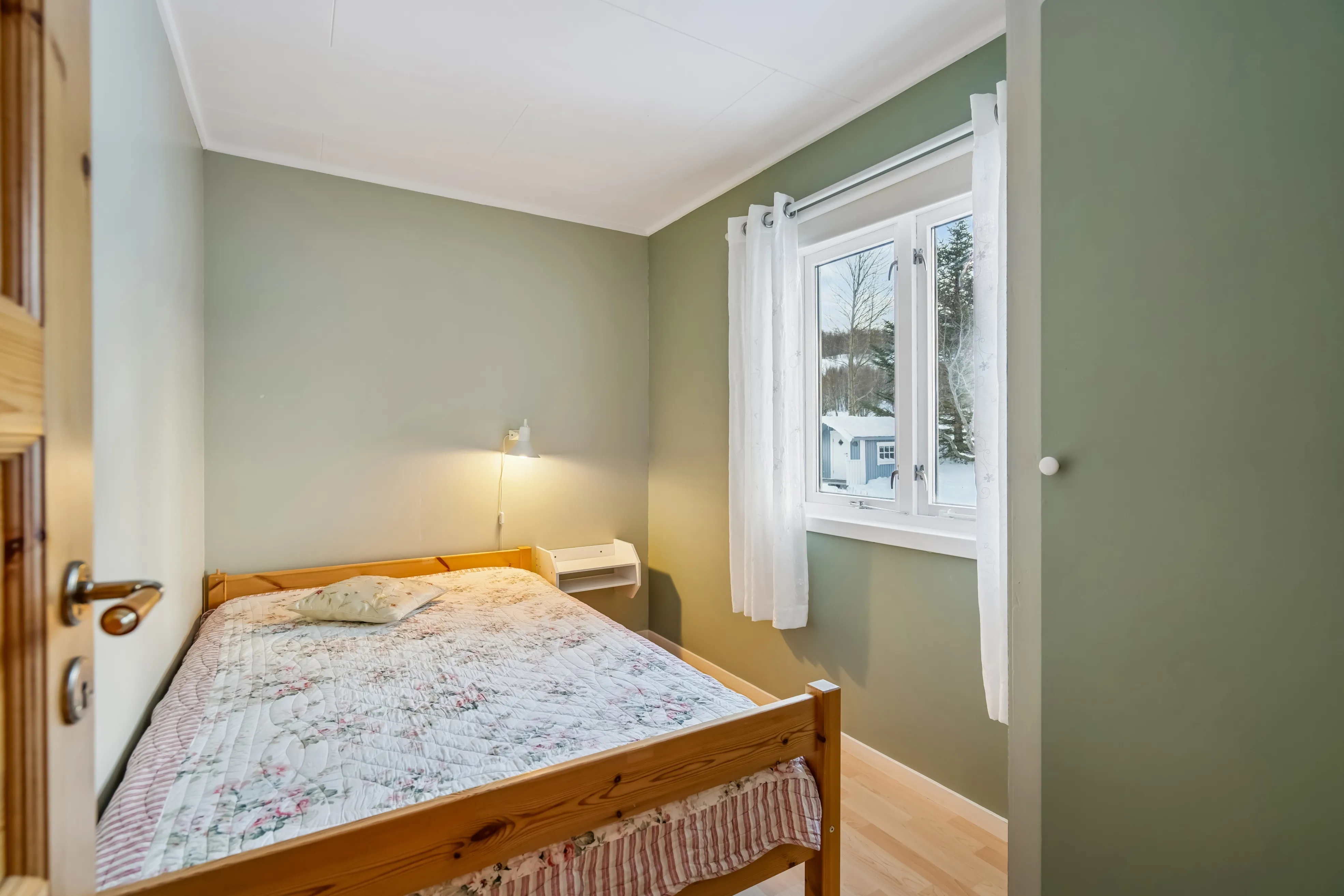 1960s Cabin in Svensby: Expansive Grounds and Outdoor Living - View image 18 of 37