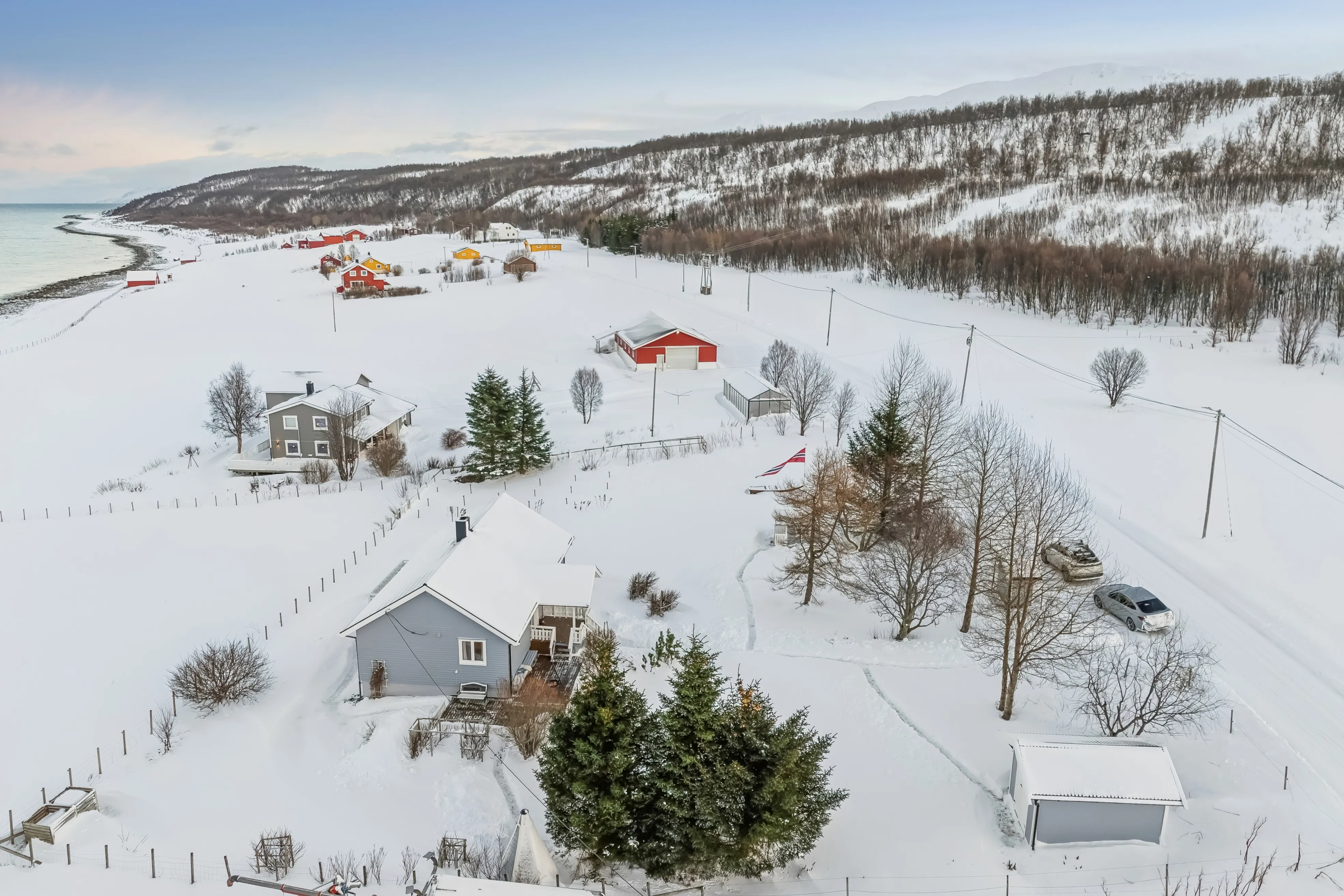1960s Cabin in Svensby: Expansive Grounds and Outdoor Living - View image 21 of 37
