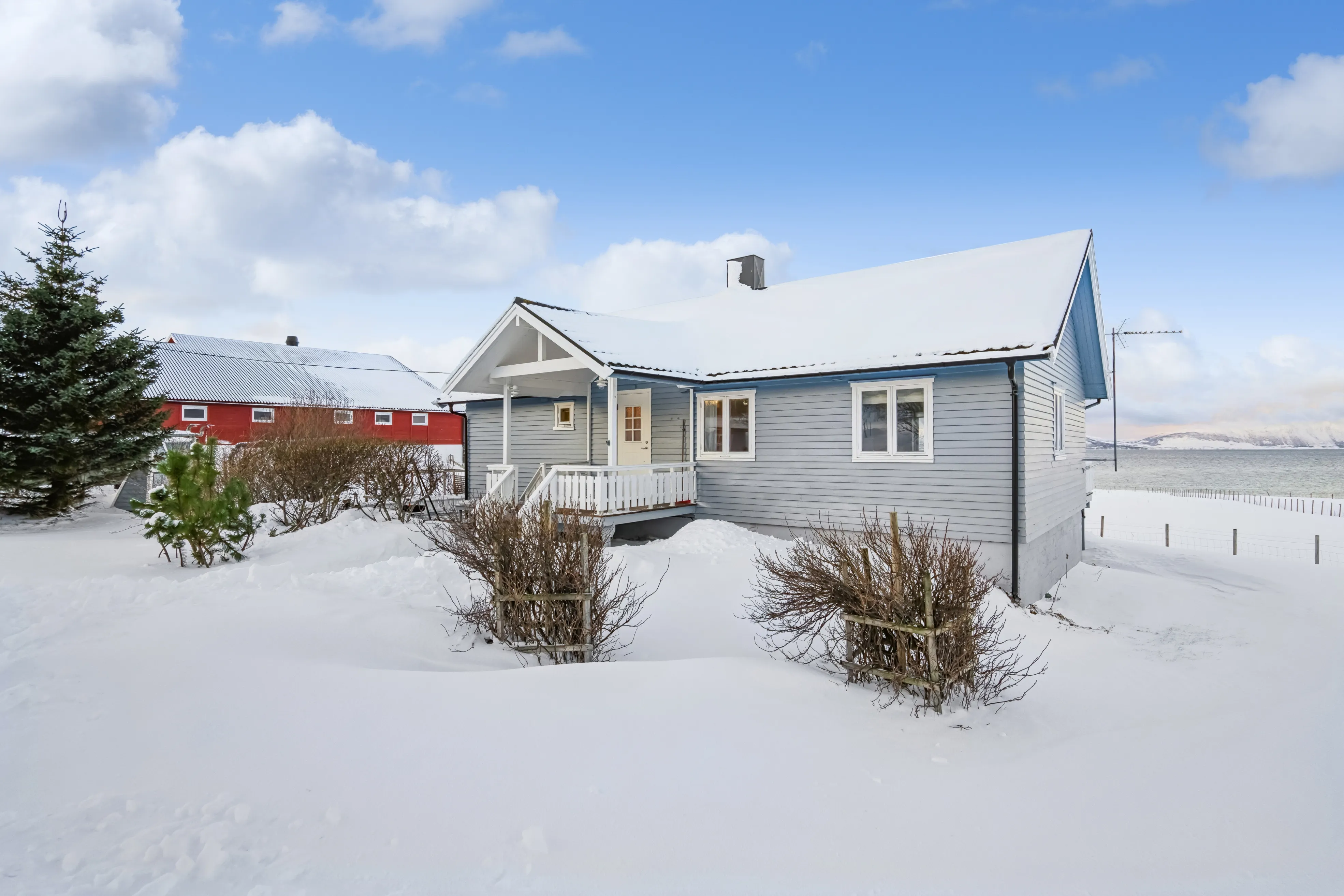 1960s Cabin in Svensby: Expansive Grounds and Outdoor Living - View image 22 of 37