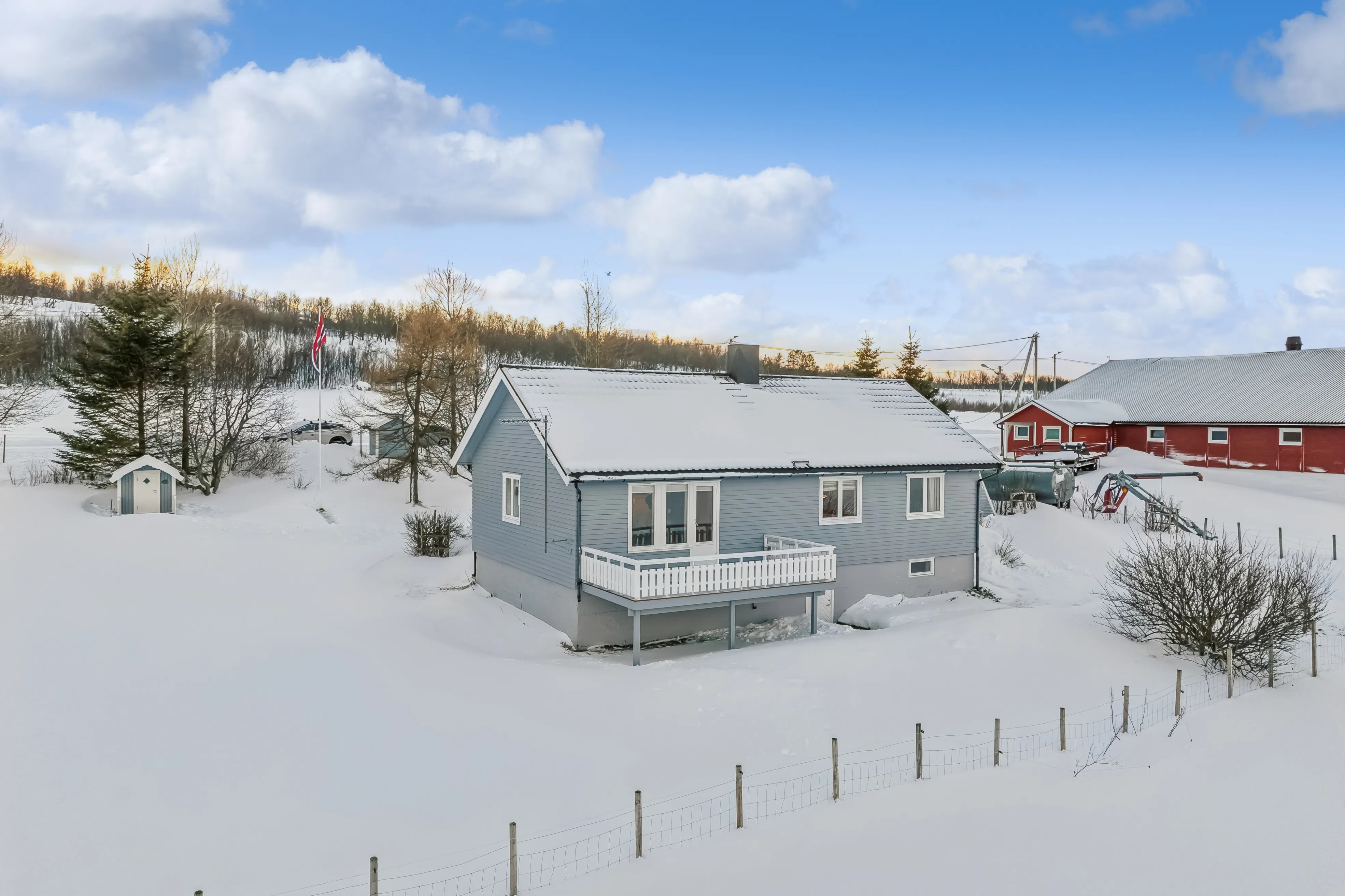 1960s Cabin in Svensby: Expansive Grounds and Outdoor Living - View image 23 of 37