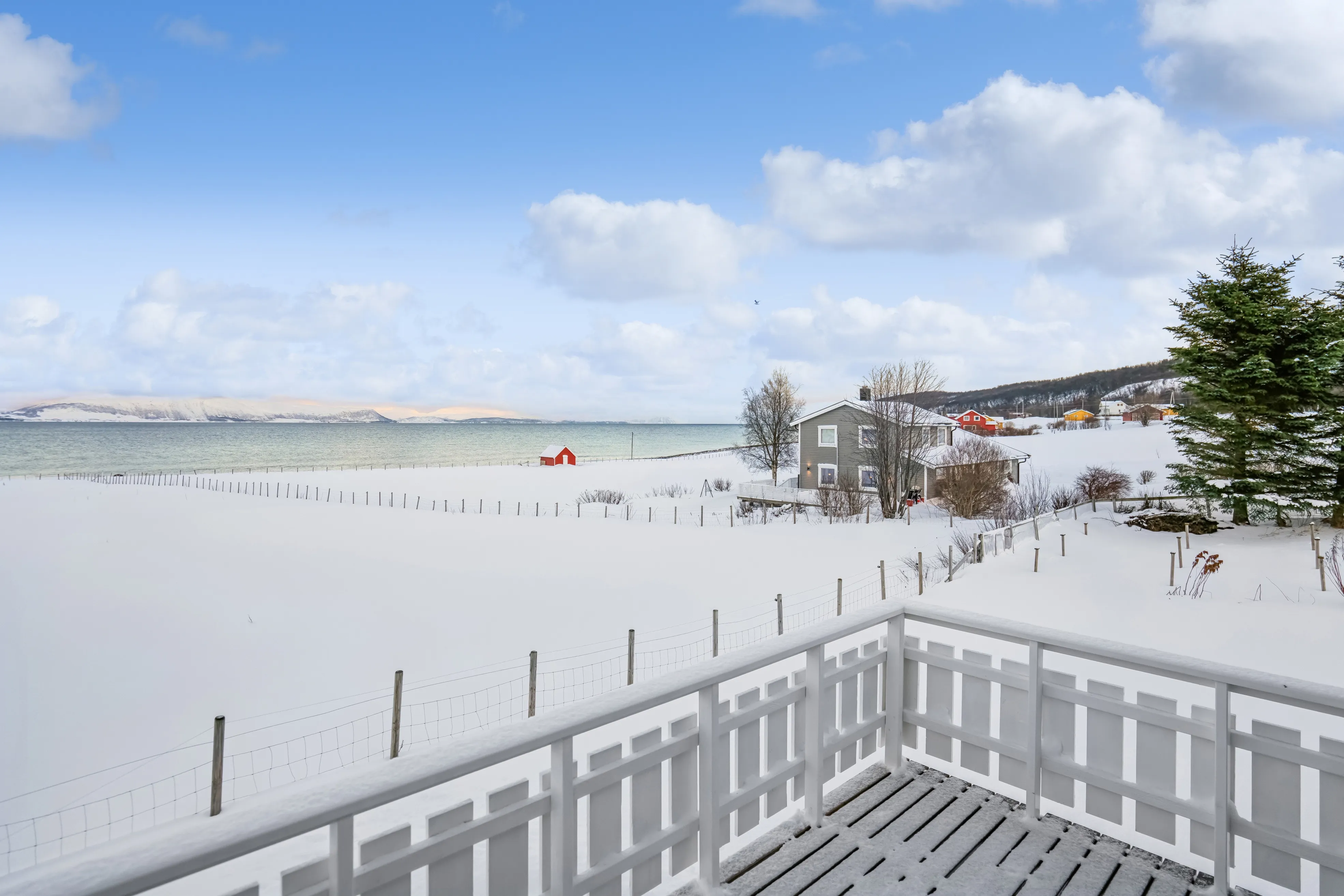 1960s Cabin in Svensby: Expansive Grounds and Outdoor Living - View image 25 of 37