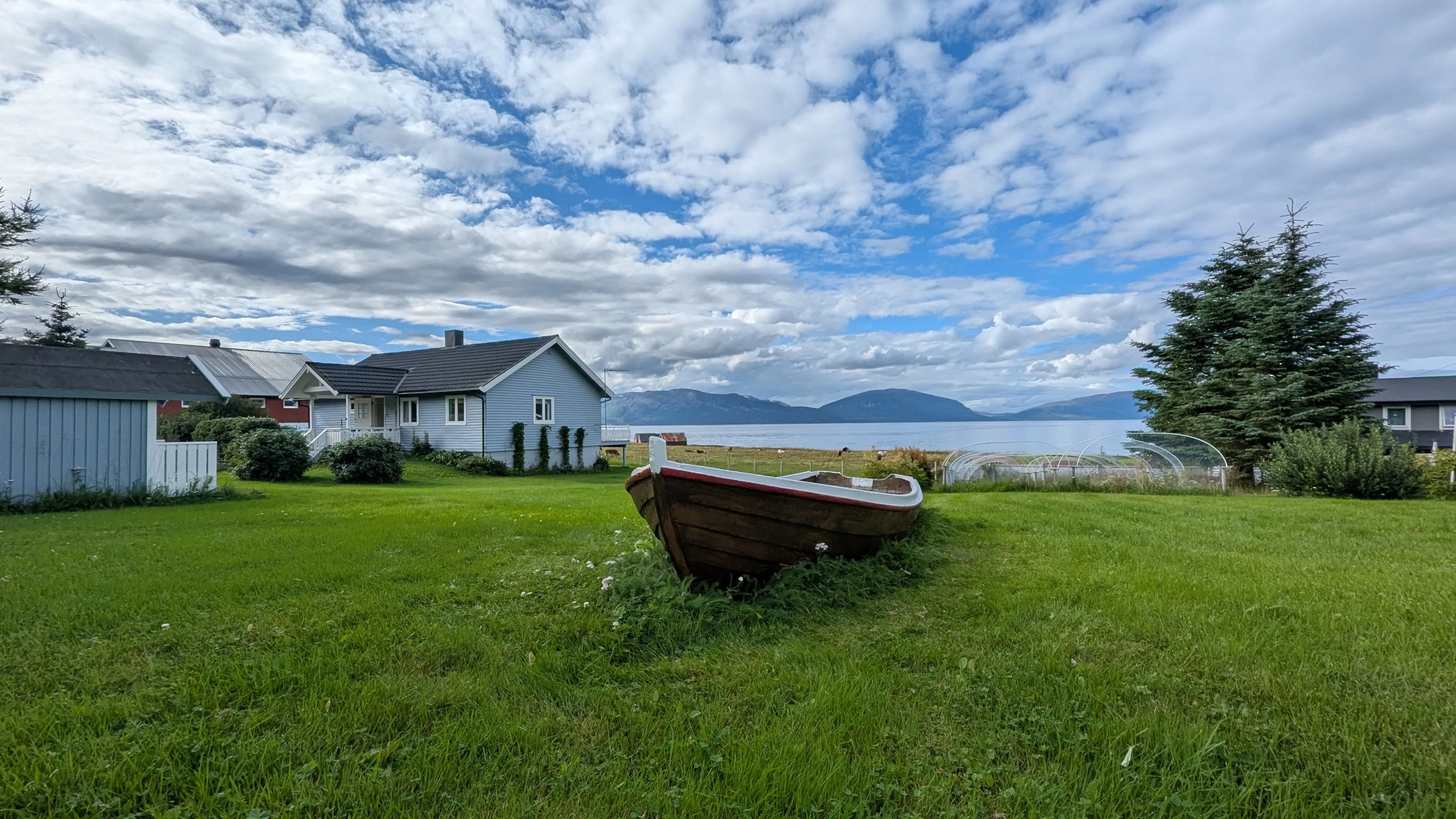 1960s Cabin in Svensby: Expansive Grounds and Outdoor Living - View image 31 of 37