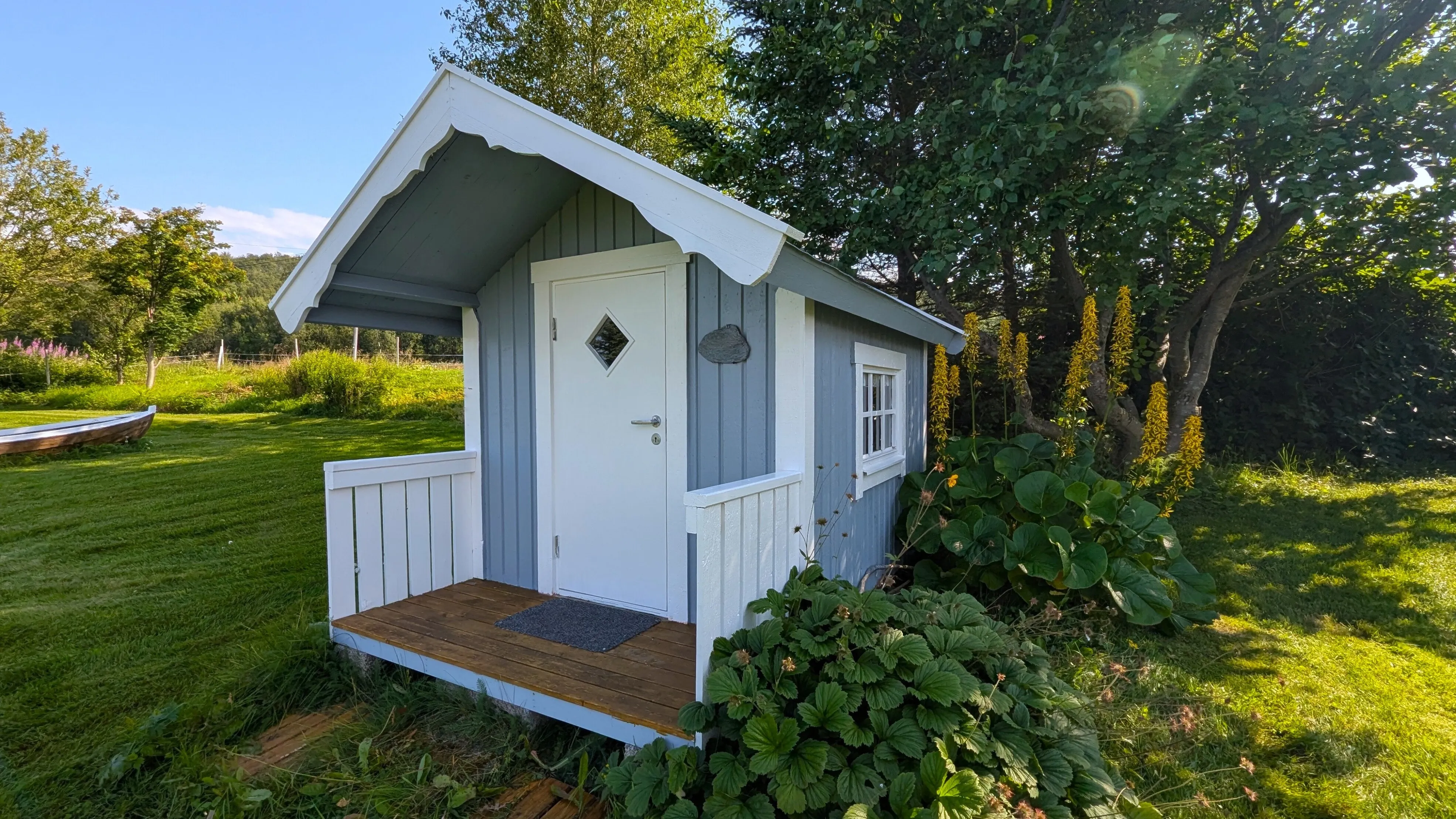 1960s Cabin in Svensby: Expansive Grounds and Outdoor Living - View image 33 of 37