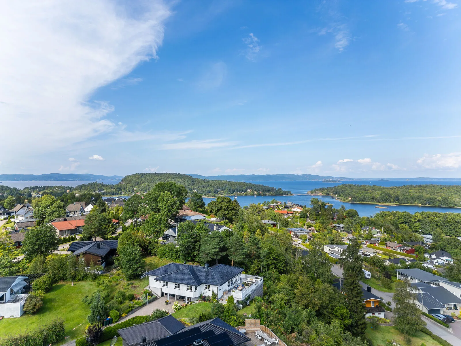 1970s Norwegian Family Home with Garden and Terrace in Horten - Image 2