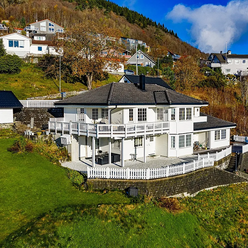 Spacious 5-Bedroom Family Home with Rental Apartment and Double Garage in Os