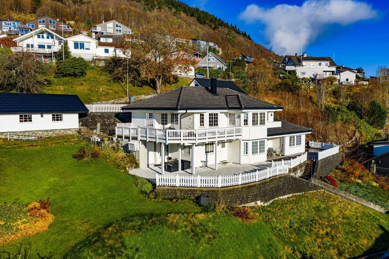 Spacious 5-Bedroom Family Home with Rental Apartment and Double Garage in Os - Image 1