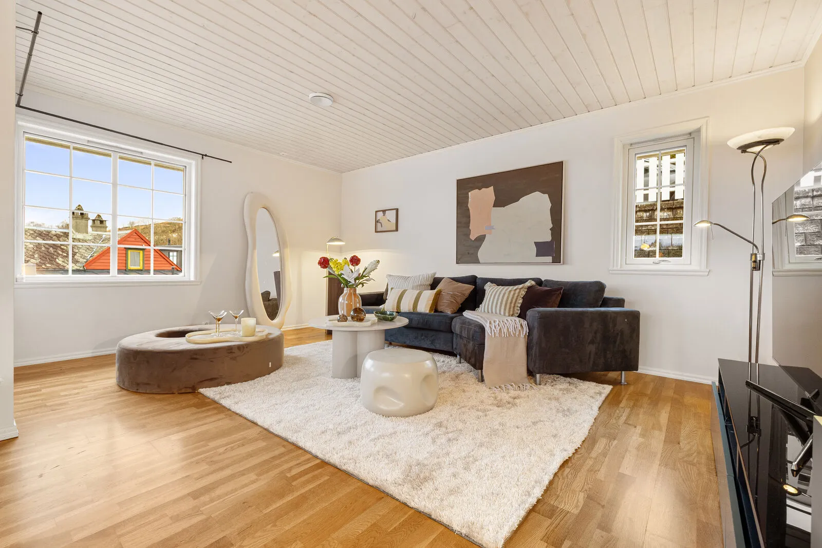 Spacious 5-Bedroom Family Home with Rental Apartment and Double Garage in Os - Image 2