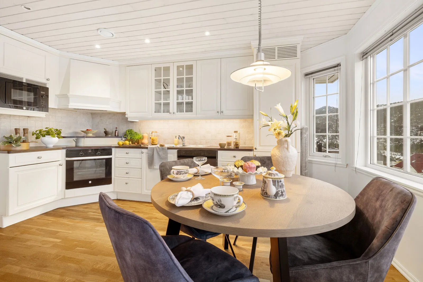 Spacious 5-Bedroom Family Home with Rental Apartment and Double Garage in Os - Image 3