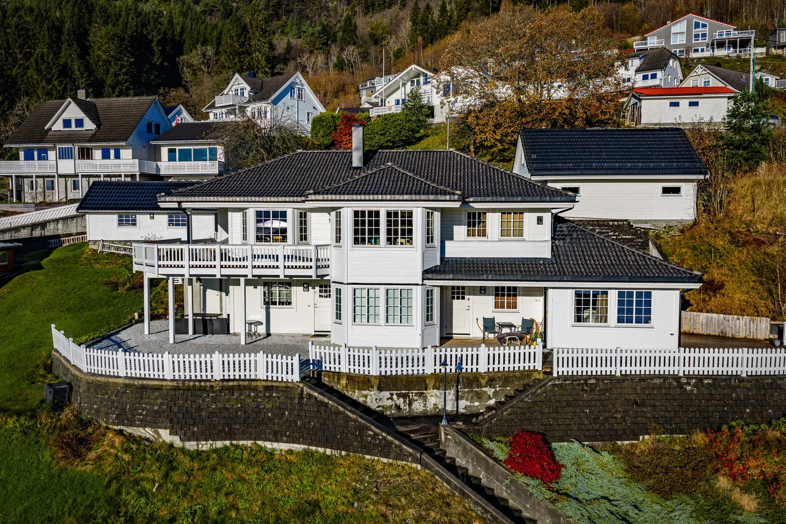 Spacious 5-Bedroom Family Home with Rental Apartment and Double Garage in Os - View image 6 of 53