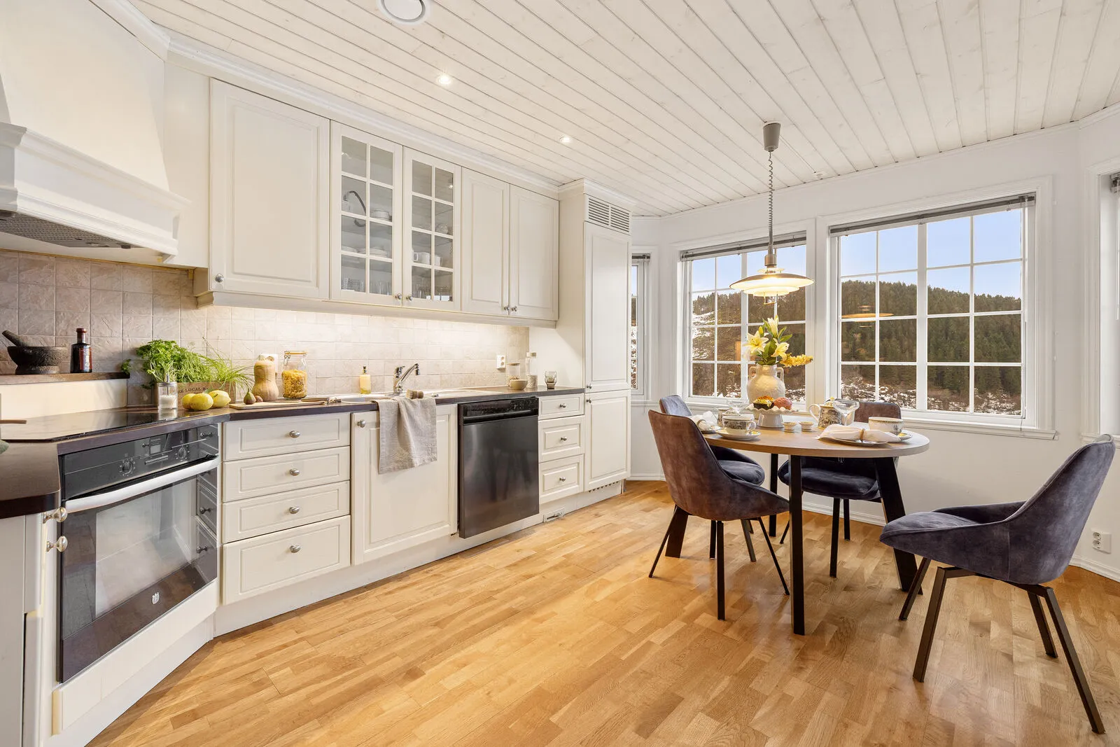 Spacious 5-Bedroom Family Home with Rental Apartment and Double Garage in Os - View image 19 of 53