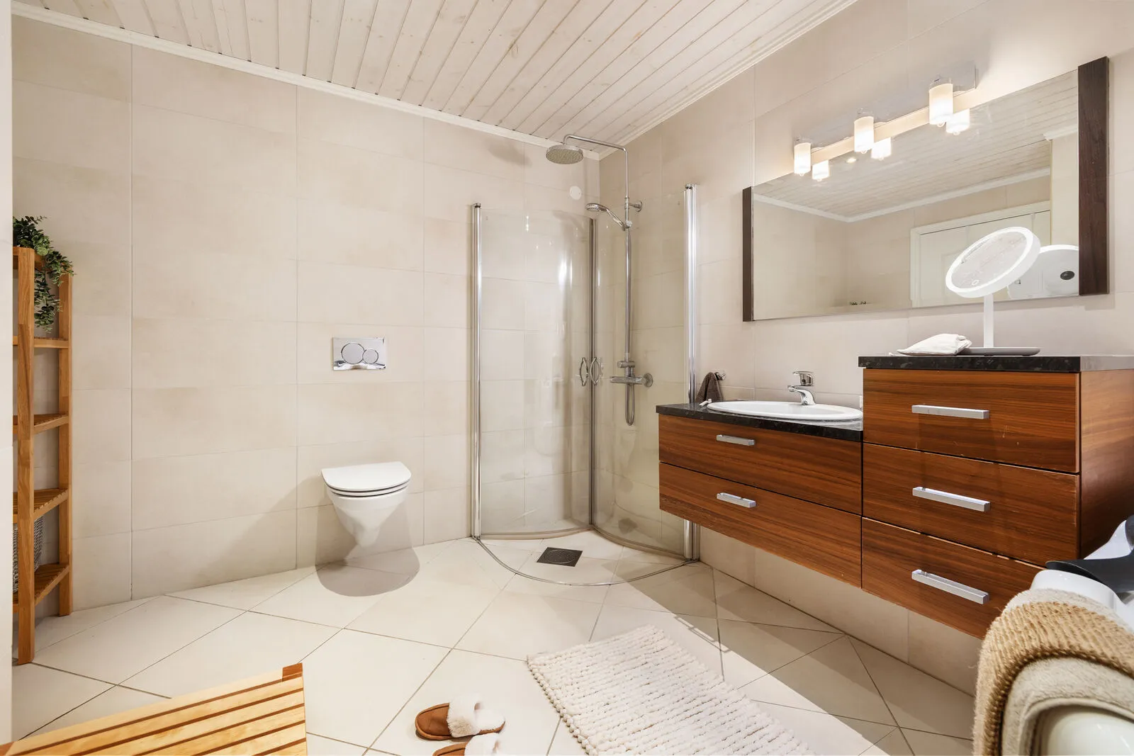 Spacious 5-Bedroom Family Home with Rental Apartment and Double Garage in Os - View image 23 of 53