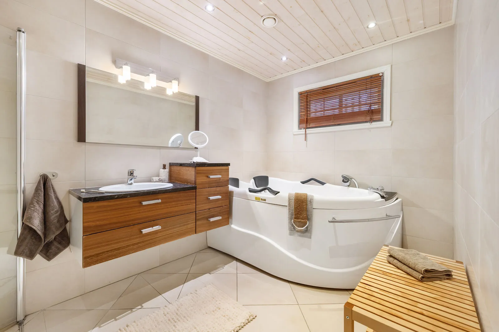 Spacious 5-Bedroom Family Home with Rental Apartment and Double Garage in Os - View image 24 of 53