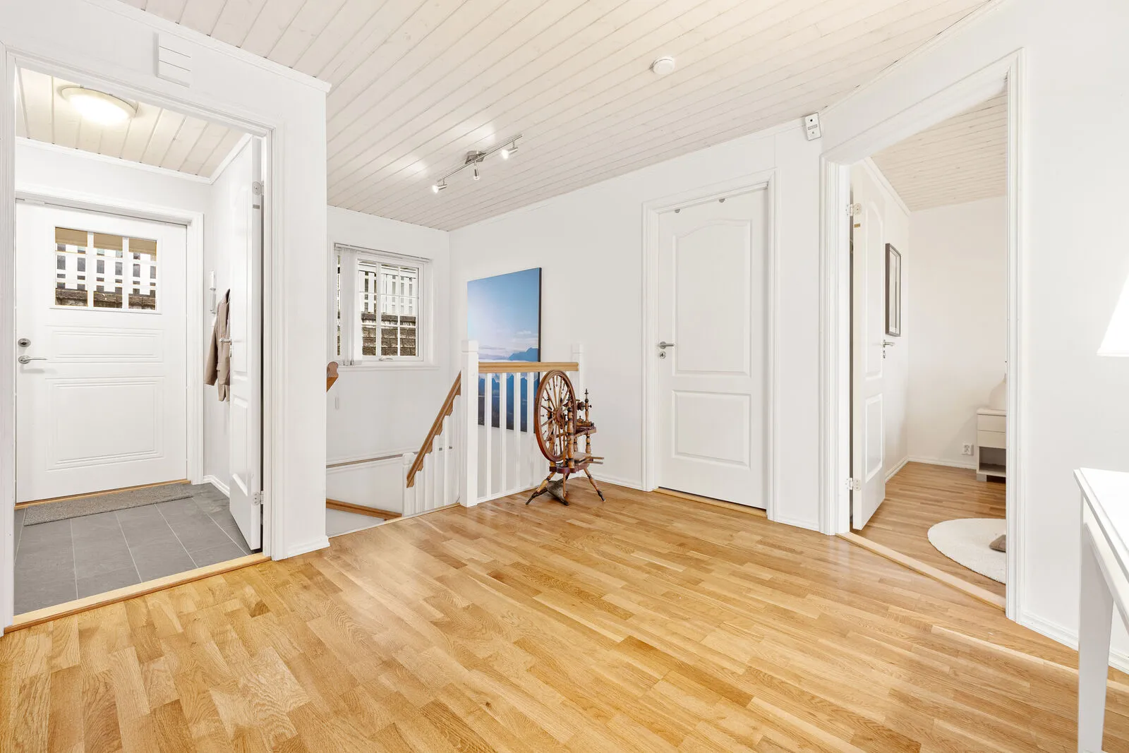 Spacious 5-Bedroom Family Home with Rental Apartment and Double Garage in Os - View image 30 of 53