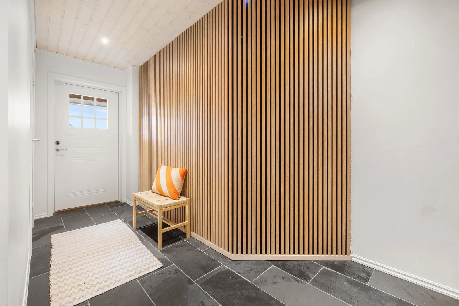 Spacious 5-Bedroom Family Home with Rental Apartment and Double Garage in Os - View image 34 of 53