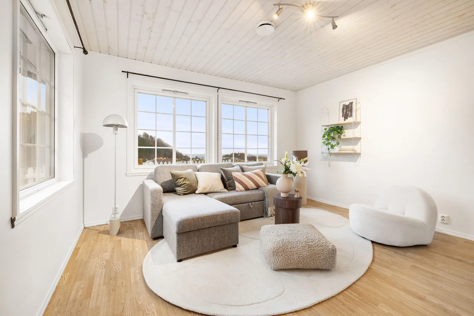 Spacious 5-Bedroom Family Home with Rental Apartment and Double Garage in Os - View image 36 of 53