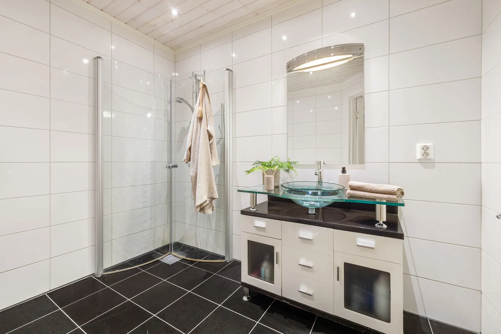 Spacious 5-Bedroom Family Home with Rental Apartment and Double Garage in Os - View image 37 of 53