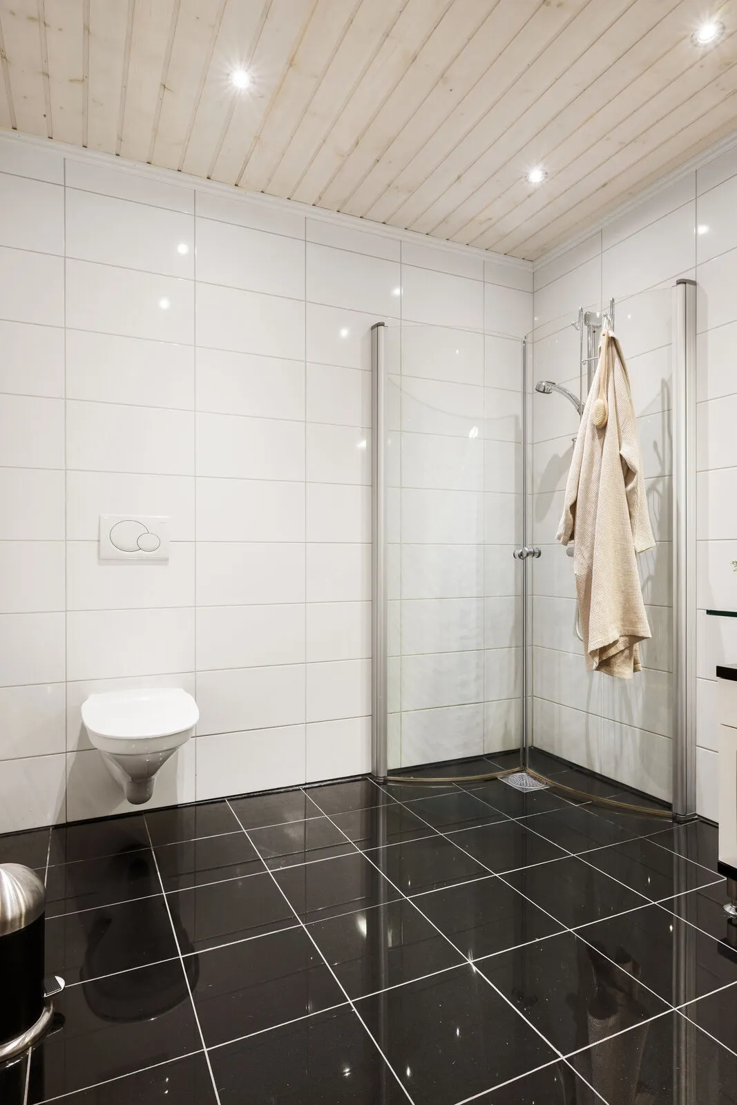 Spacious 5-Bedroom Family Home with Rental Apartment and Double Garage in Os - View image 38 of 53