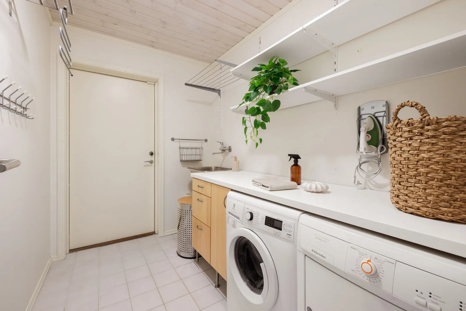 Spacious 5-Bedroom Family Home with Rental Apartment and Double Garage in Os - View image 41 of 53