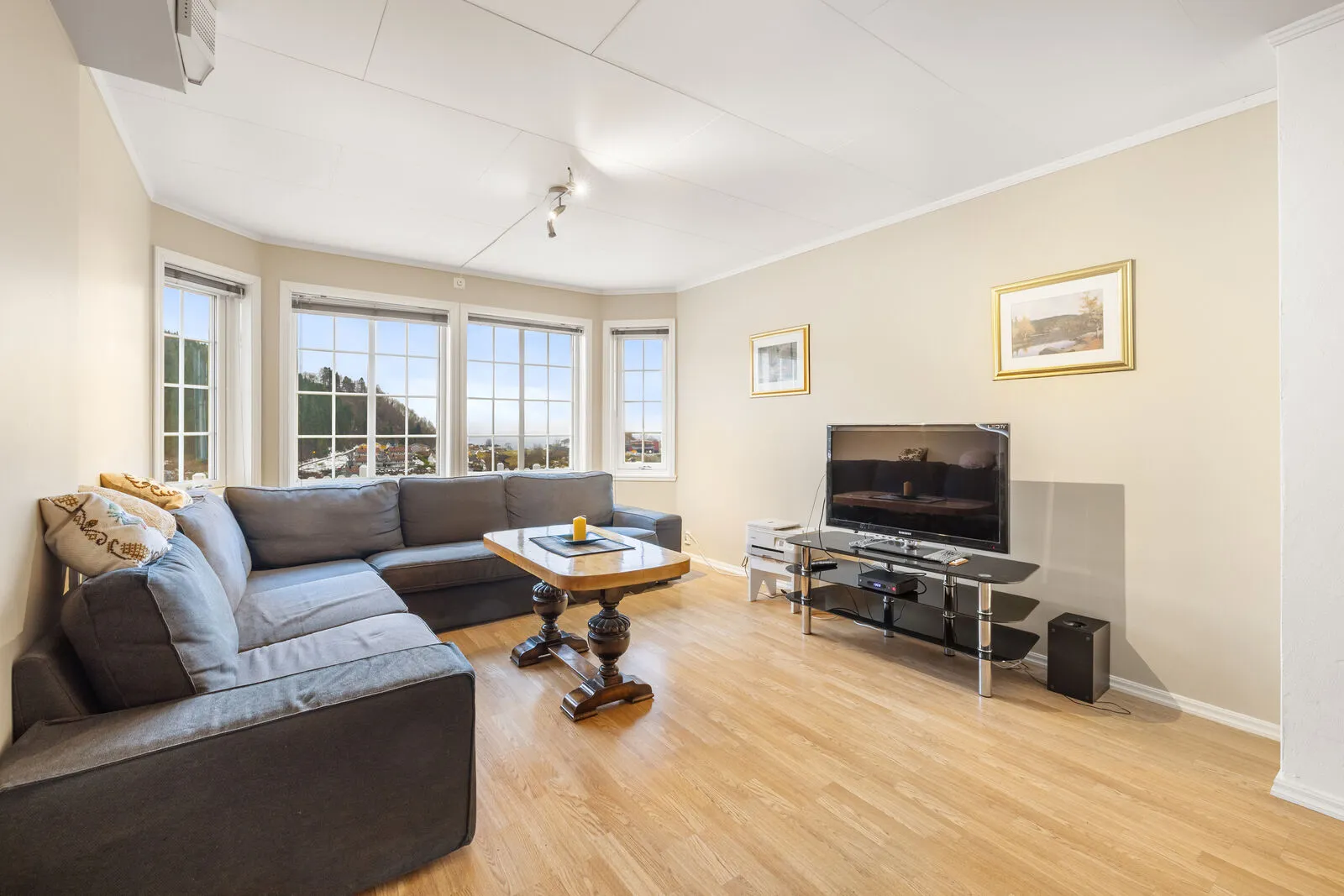 Spacious 5-Bedroom Family Home with Rental Apartment and Double Garage in Os - View image 43 of 53