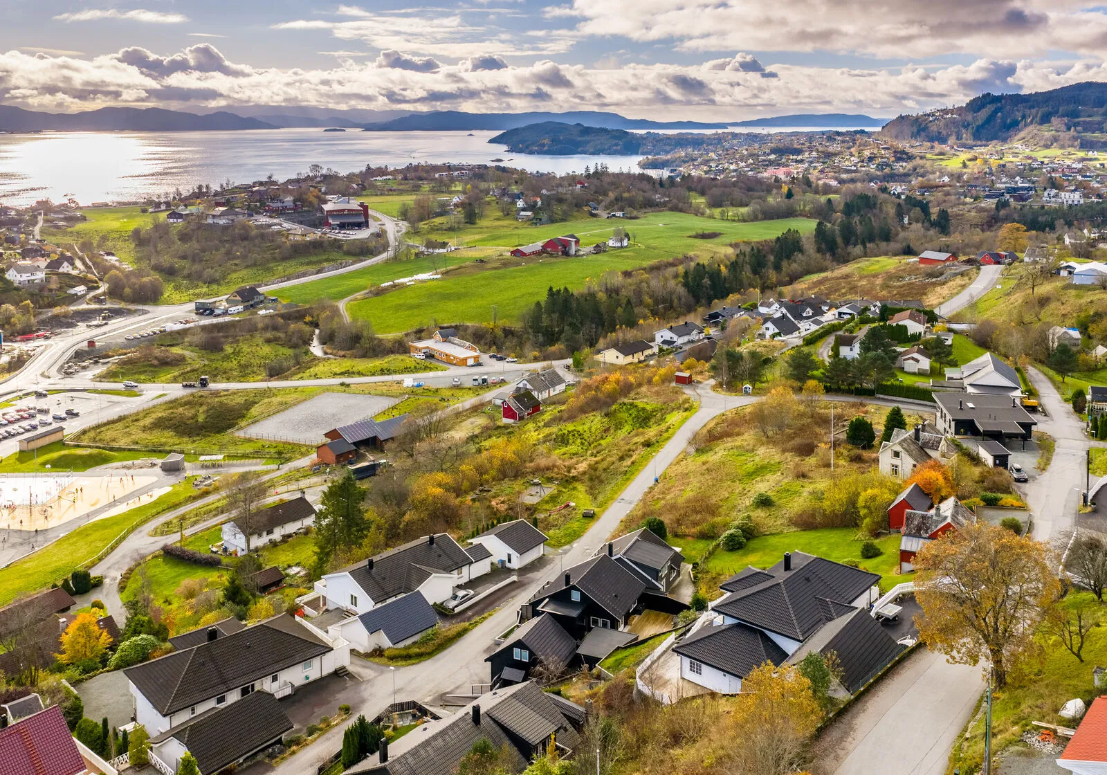 Spacious 5-Bedroom Family Home with Rental Apartment and Double Garage in Os - View image 53 of 53