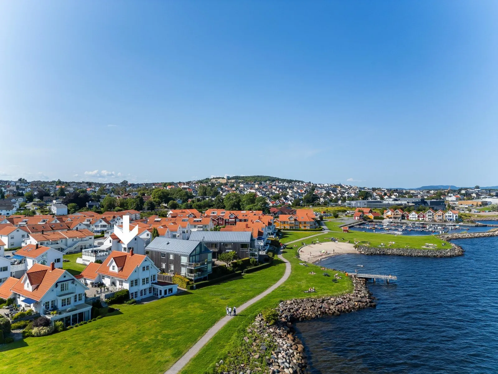 Contemporary 4-Bedroom House with Fjord Views in Horten's Strandparken - Image 2