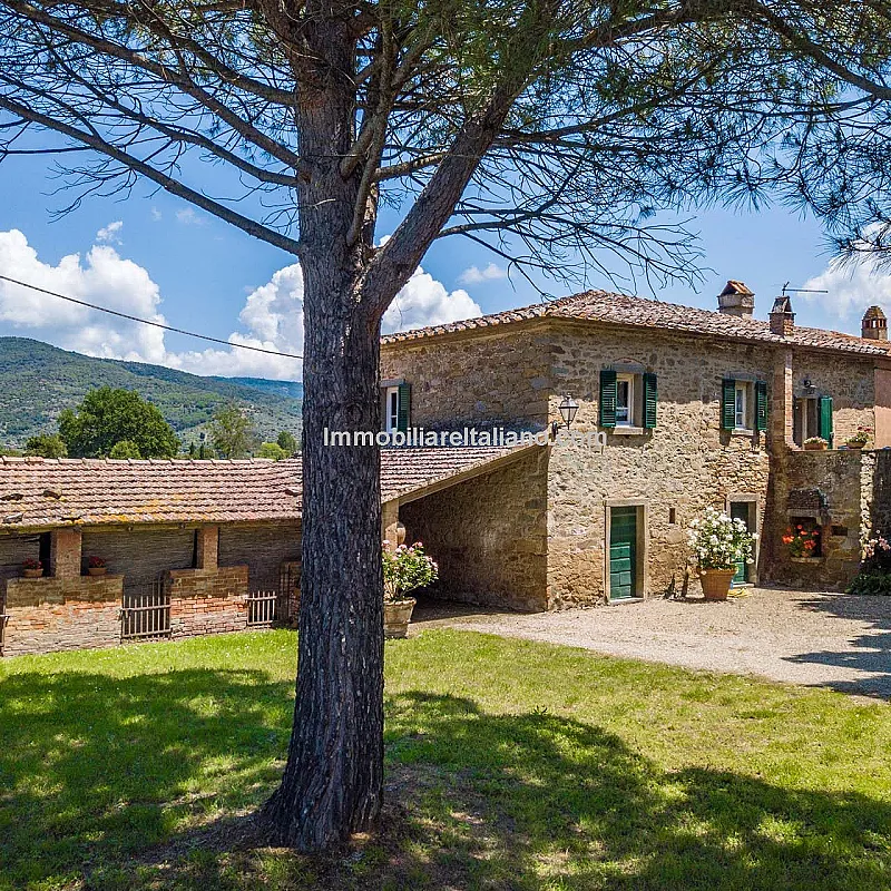 Tuscan Farmhouse with Expansive Gardens Near Cortona, Ideal for Restoration