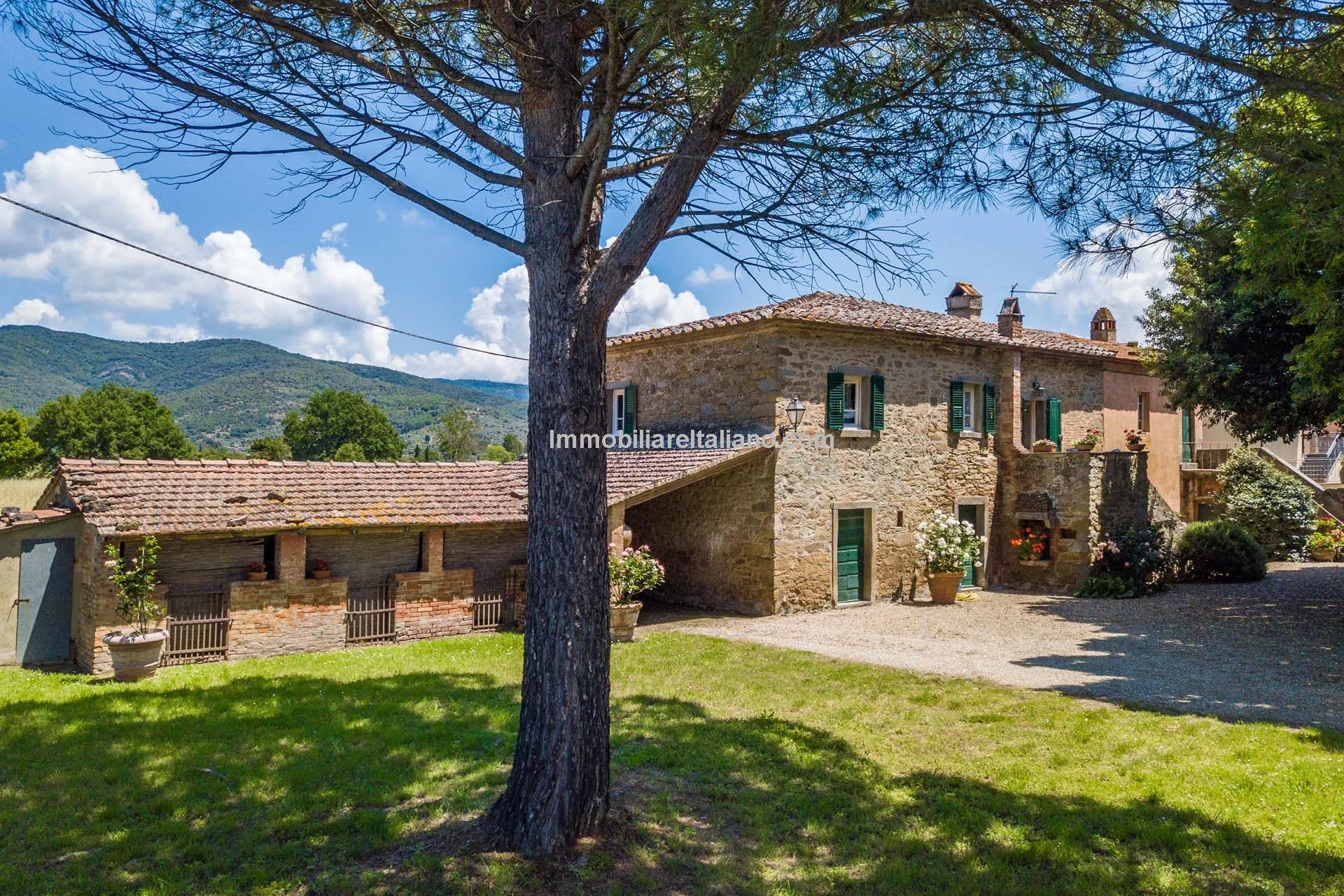 Tuscan Farmhouse with Expansive Gardens Near Cortona, Ideal for Restoration - Image 1