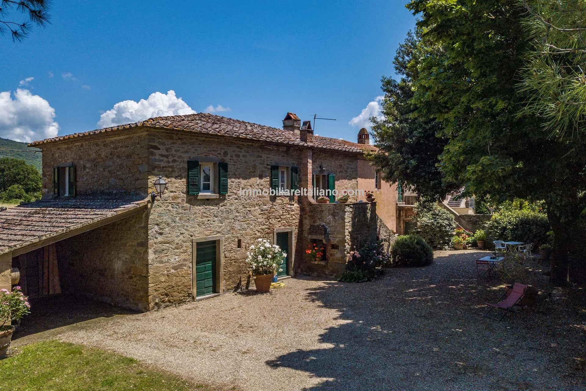 Tuscan Farmhouse with Expansive Gardens Near Cortona, Ideal for Restoration - Image 2