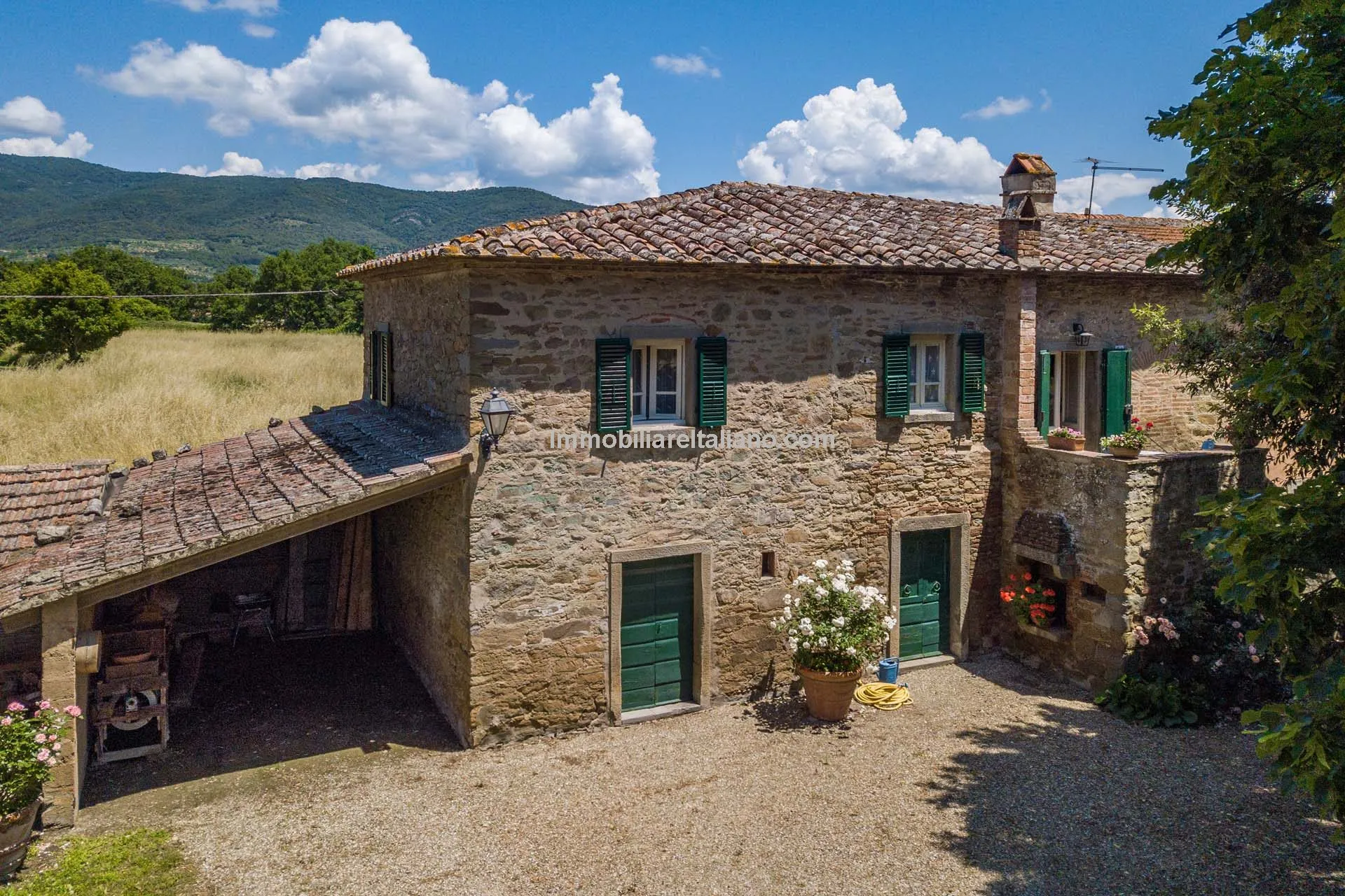 Tuscan Farmhouse with Expansive Gardens Near Cortona, Ideal for Restoration - Image 3