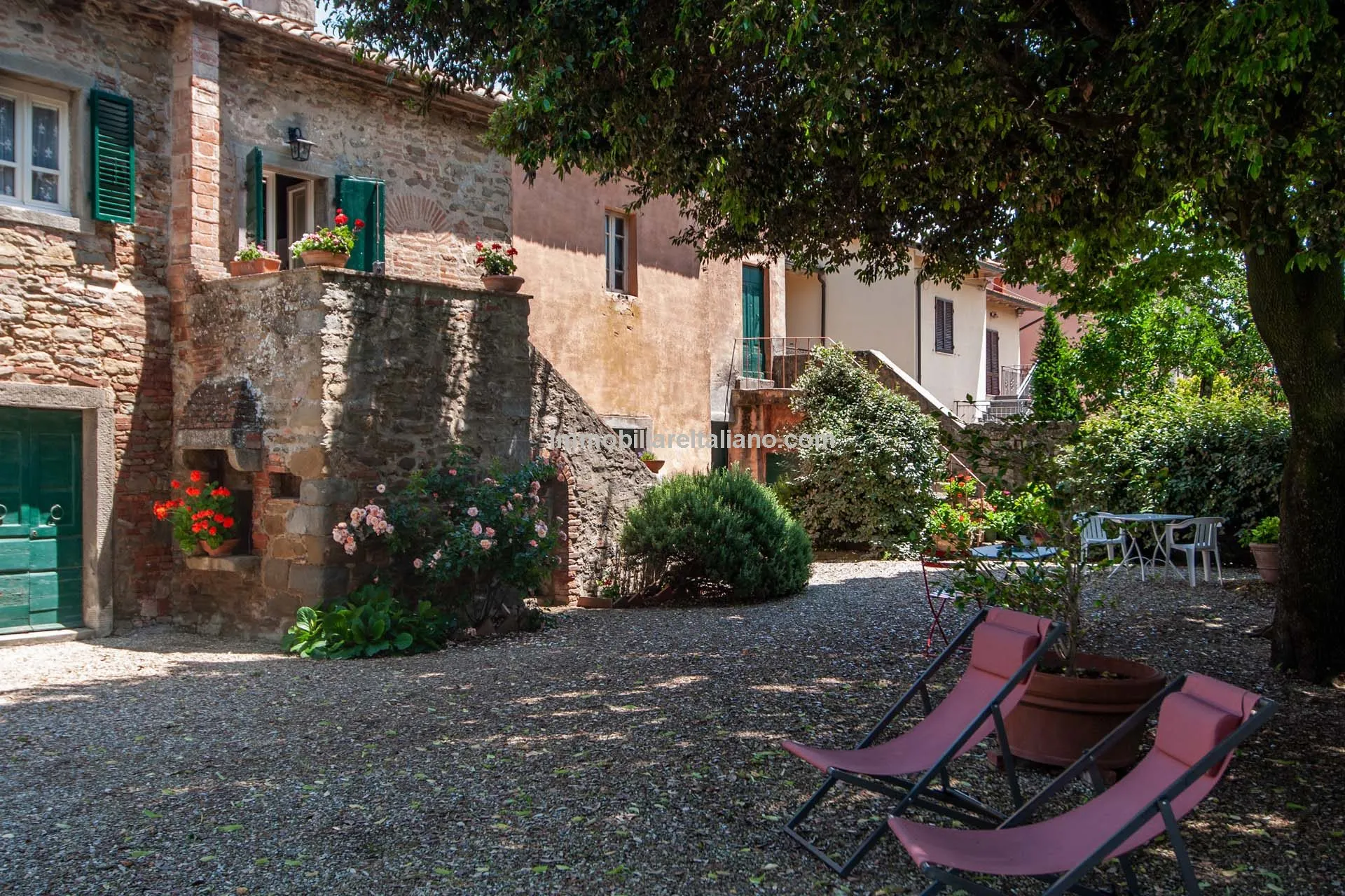 Tuscan Farmhouse with Expansive Gardens Near Cortona, Ideal for Restoration - Image 4