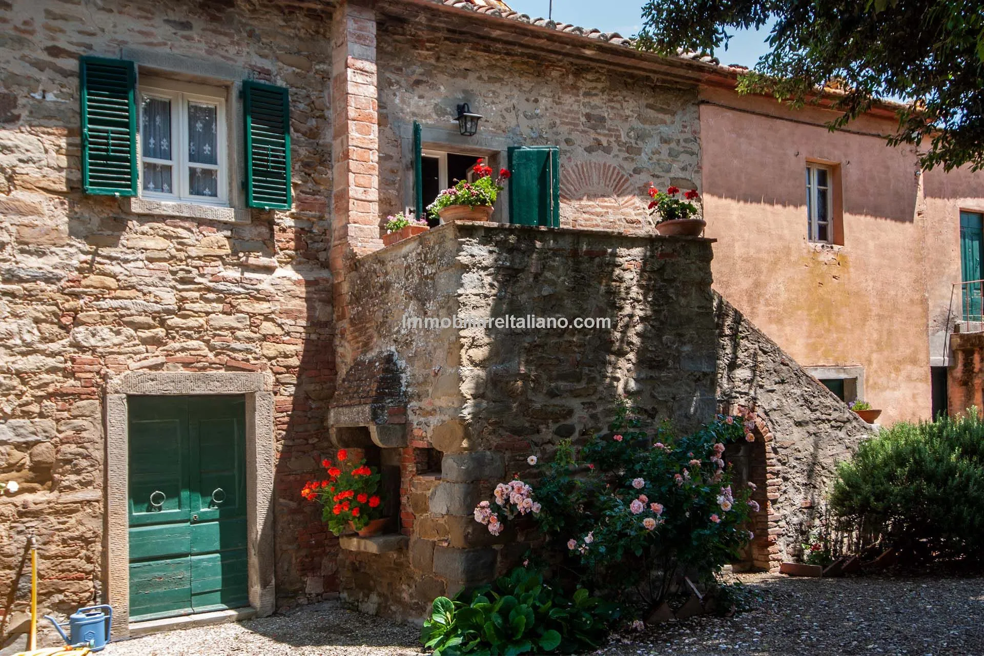 Tuscan Farmhouse with Expansive Gardens Near Cortona, Ideal for Restoration - Image 5