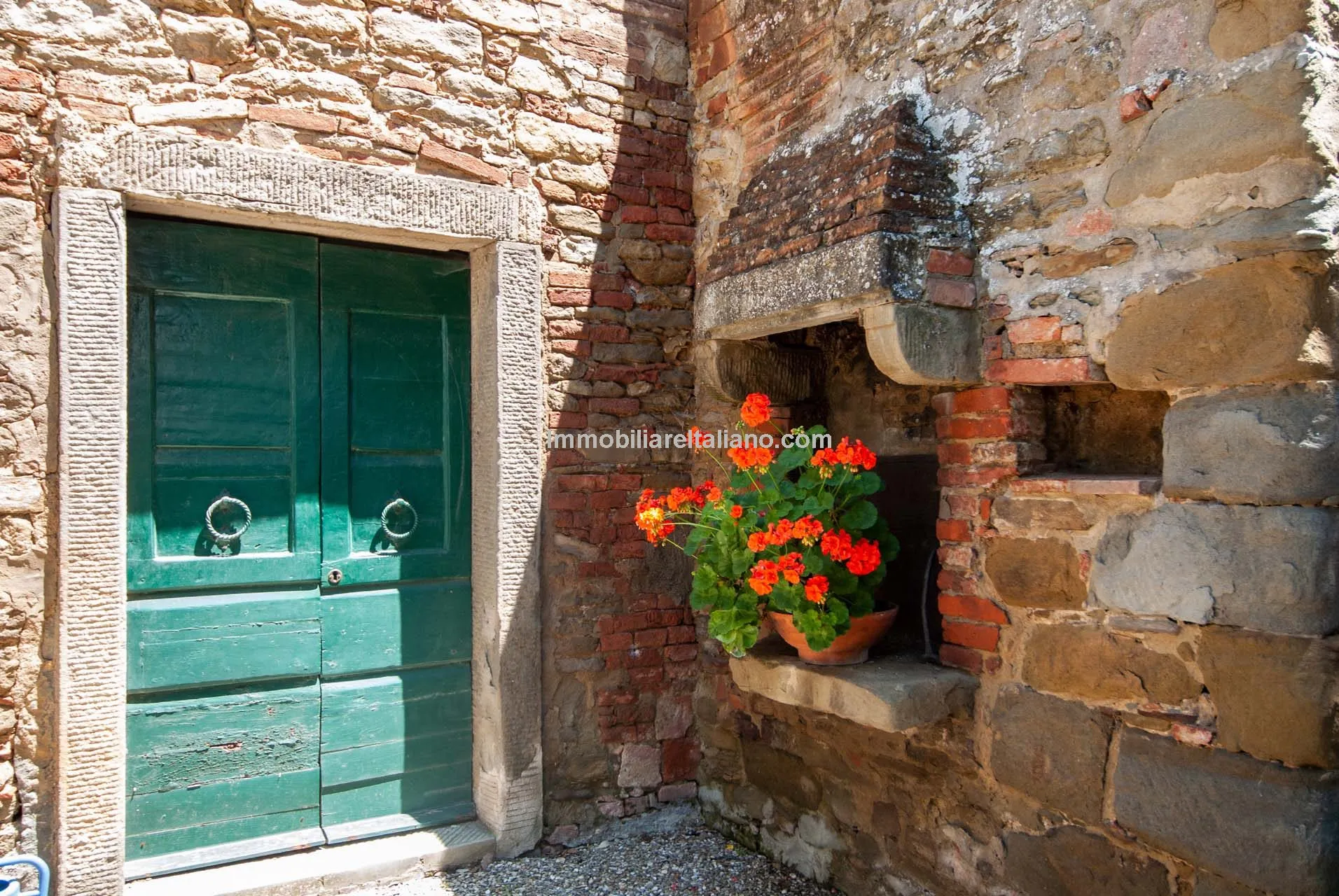 Tuscan Farmhouse with Expansive Gardens Near Cortona, Ideal for Restoration - View image 6 of 37