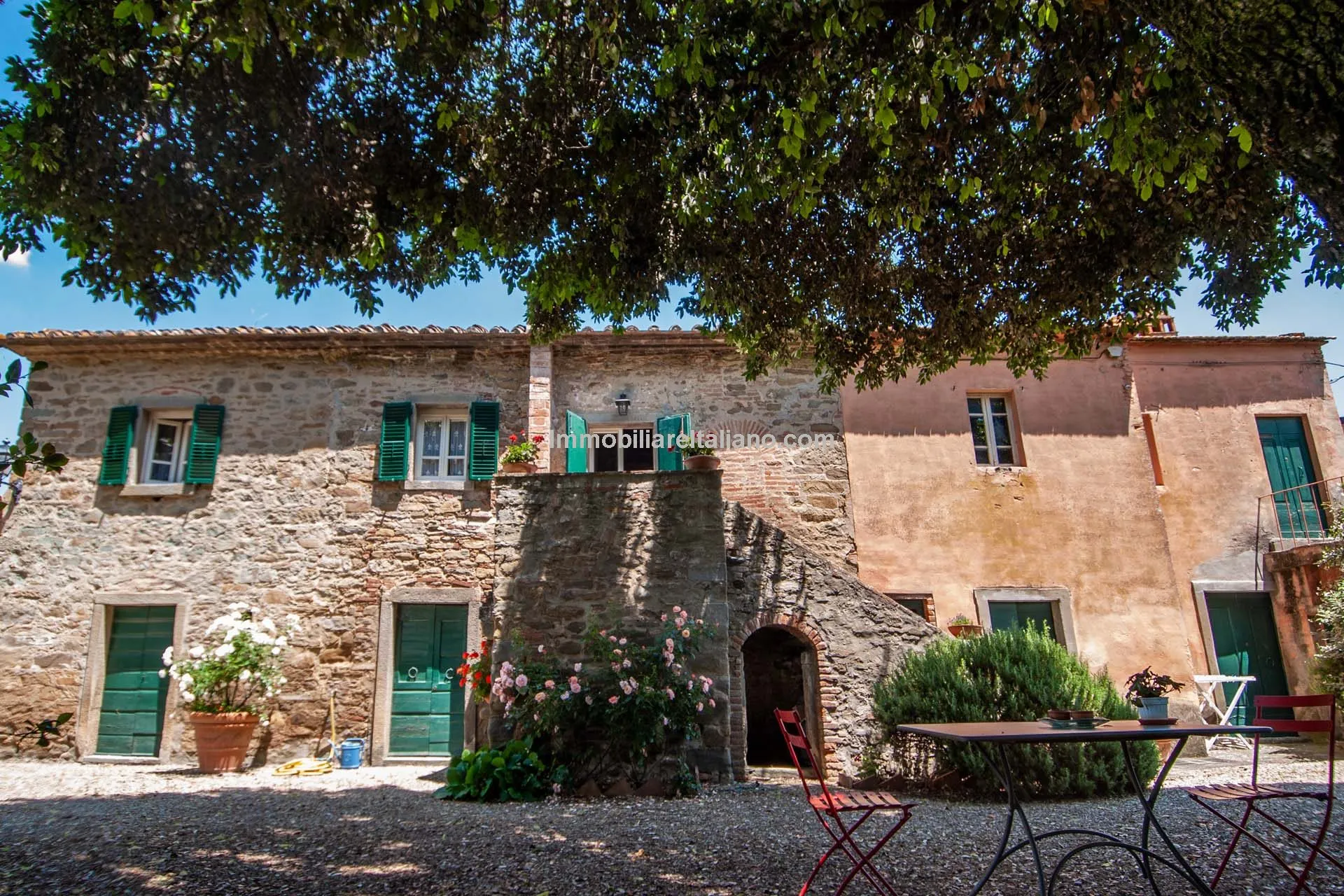 Tuscan Farmhouse with Expansive Gardens Near Cortona, Ideal for Restoration - View image 8 of 37