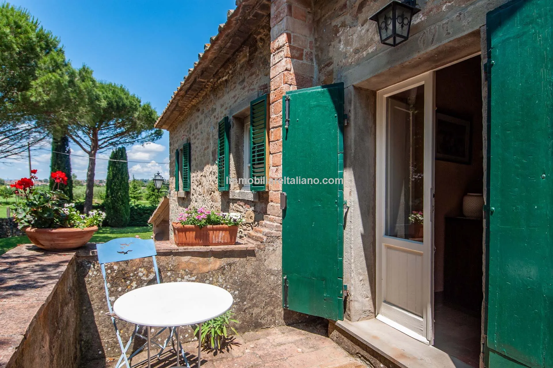 Tuscan Farmhouse with Expansive Gardens Near Cortona, Ideal for Restoration - View image 9 of 37