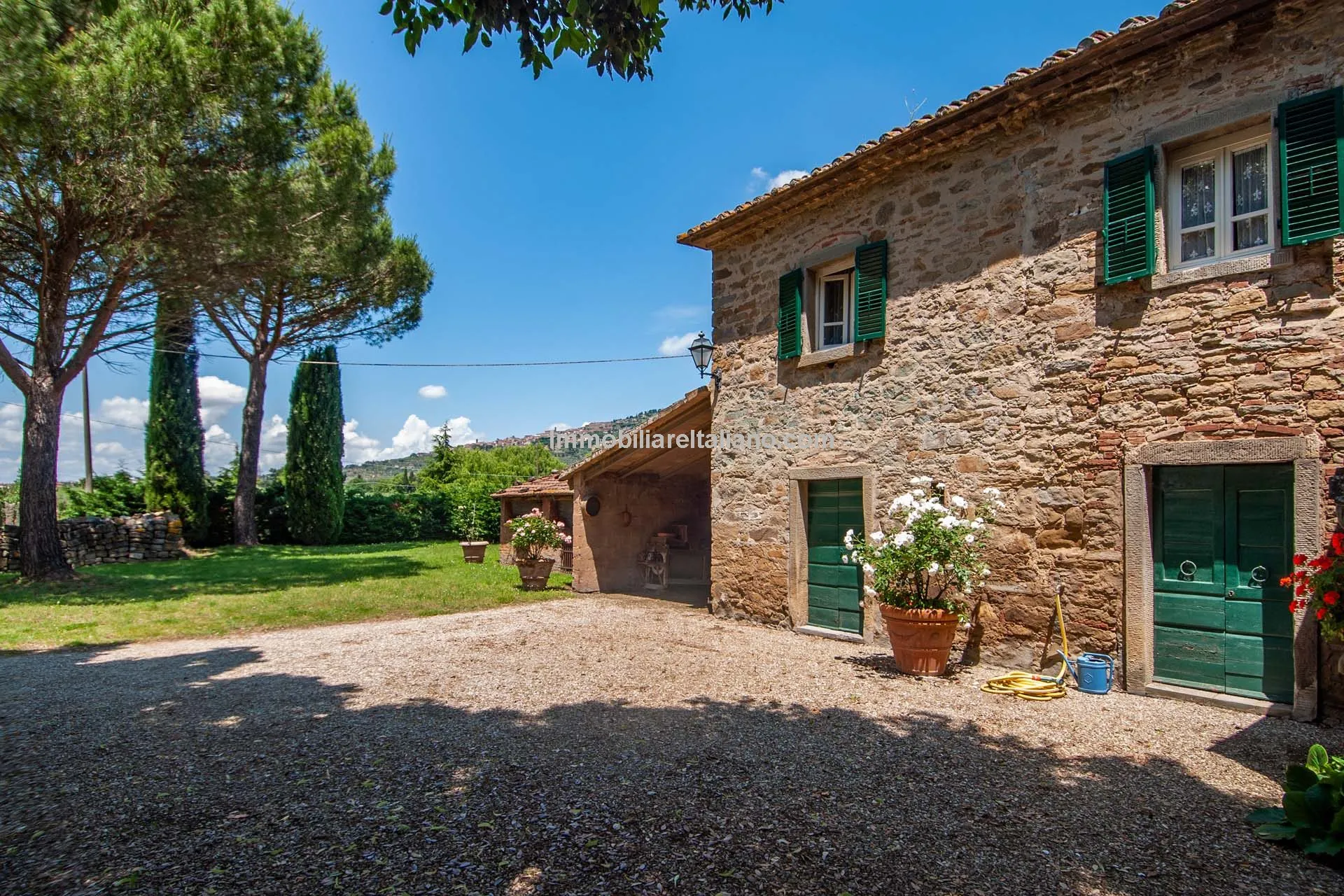 Tuscan Farmhouse with Expansive Gardens Near Cortona, Ideal for Restoration - View image 11 of 37