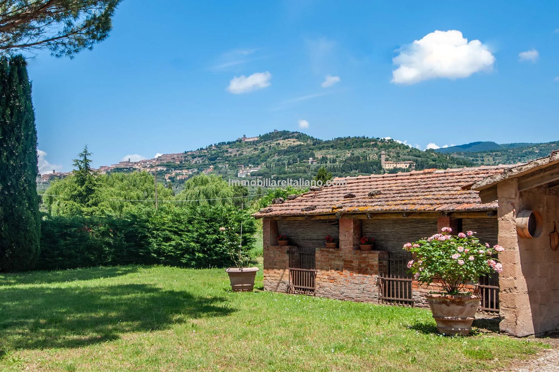 Tuscan Farmhouse with Expansive Gardens Near Cortona, Ideal for Restoration - View image 12 of 37