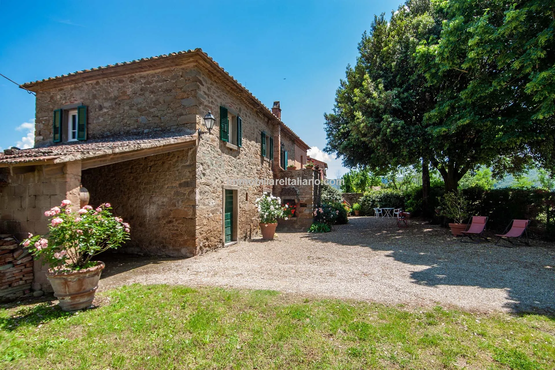 Tuscan Farmhouse with Expansive Gardens Near Cortona, Ideal for Restoration - View image 13 of 37