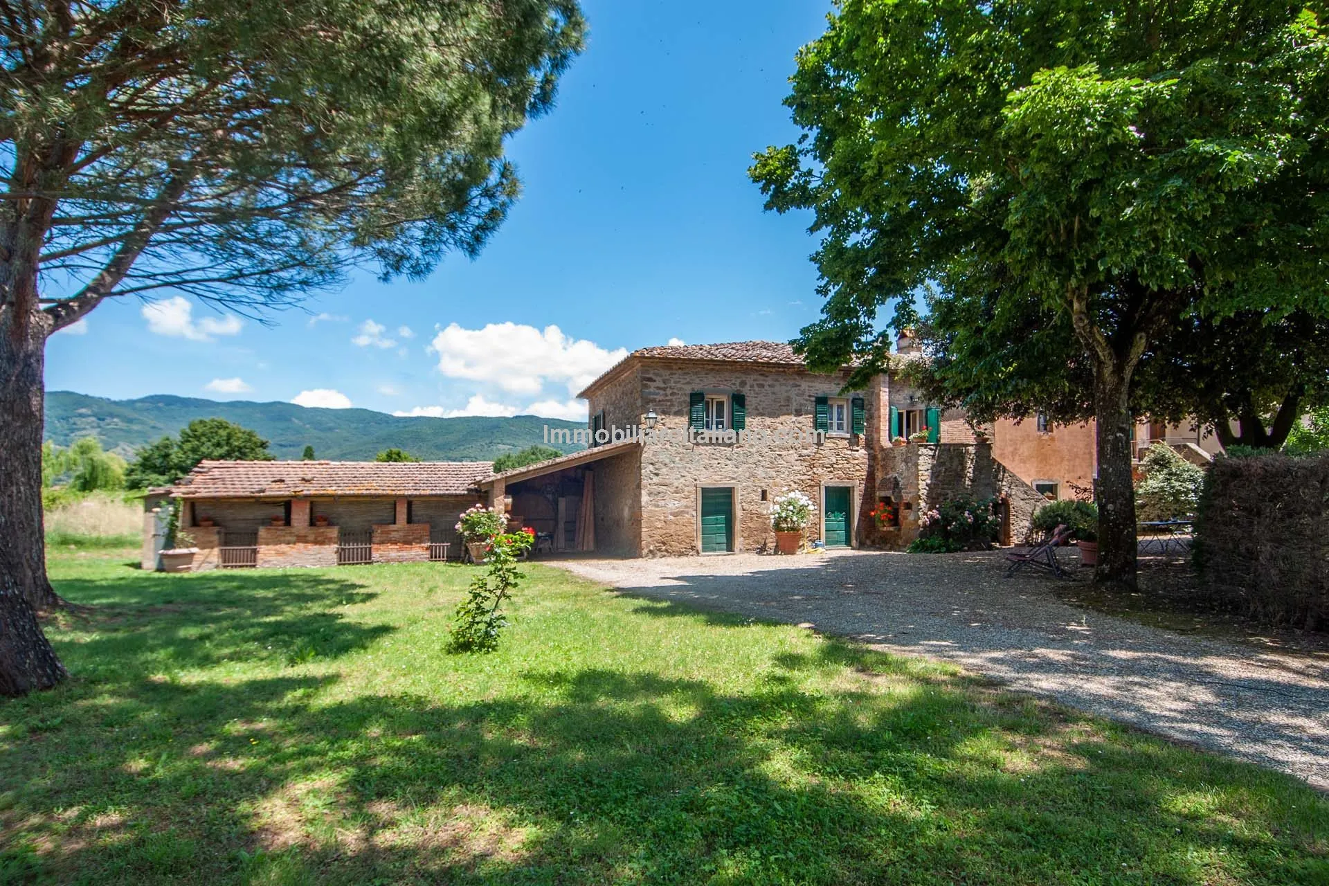 Tuscan Farmhouse with Expansive Gardens Near Cortona, Ideal for Restoration - View image 15 of 37