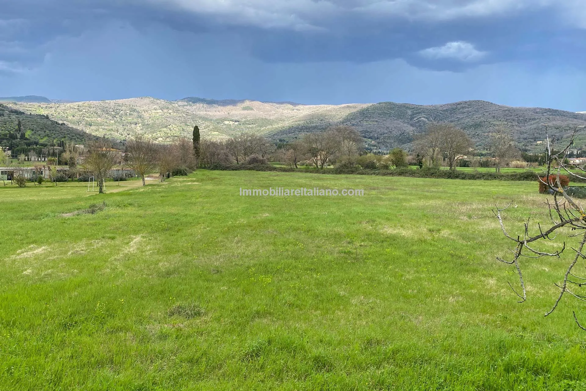 Tuscan Farmhouse with Expansive Gardens Near Cortona, Ideal for Restoration - View image 16 of 37