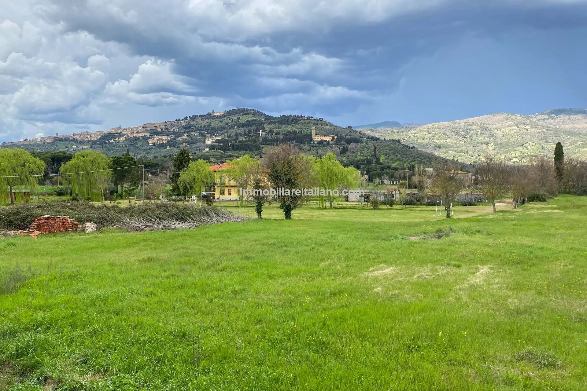Tuscan Farmhouse with Expansive Gardens Near Cortona, Ideal for Restoration - View image 17 of 37