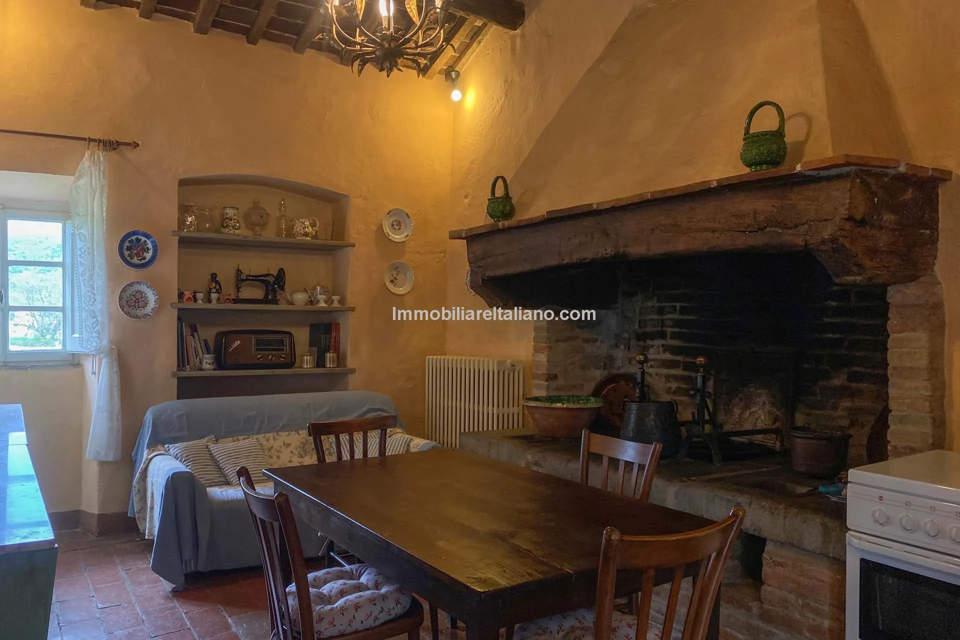 Tuscan Farmhouse with Expansive Gardens Near Cortona, Ideal for Restoration - View image 19 of 37