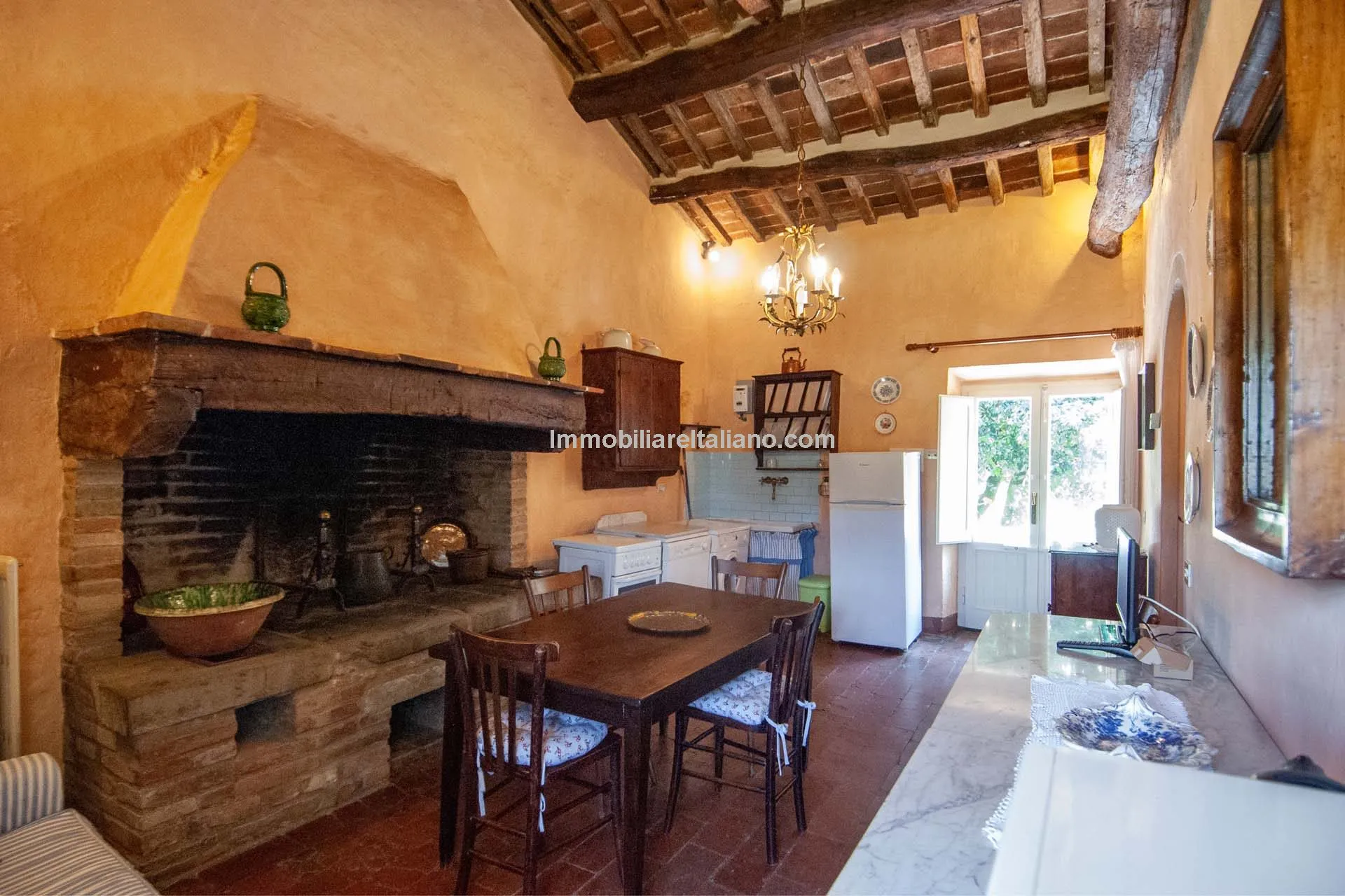 Tuscan Farmhouse with Expansive Gardens Near Cortona, Ideal for Restoration - View image 20 of 37
