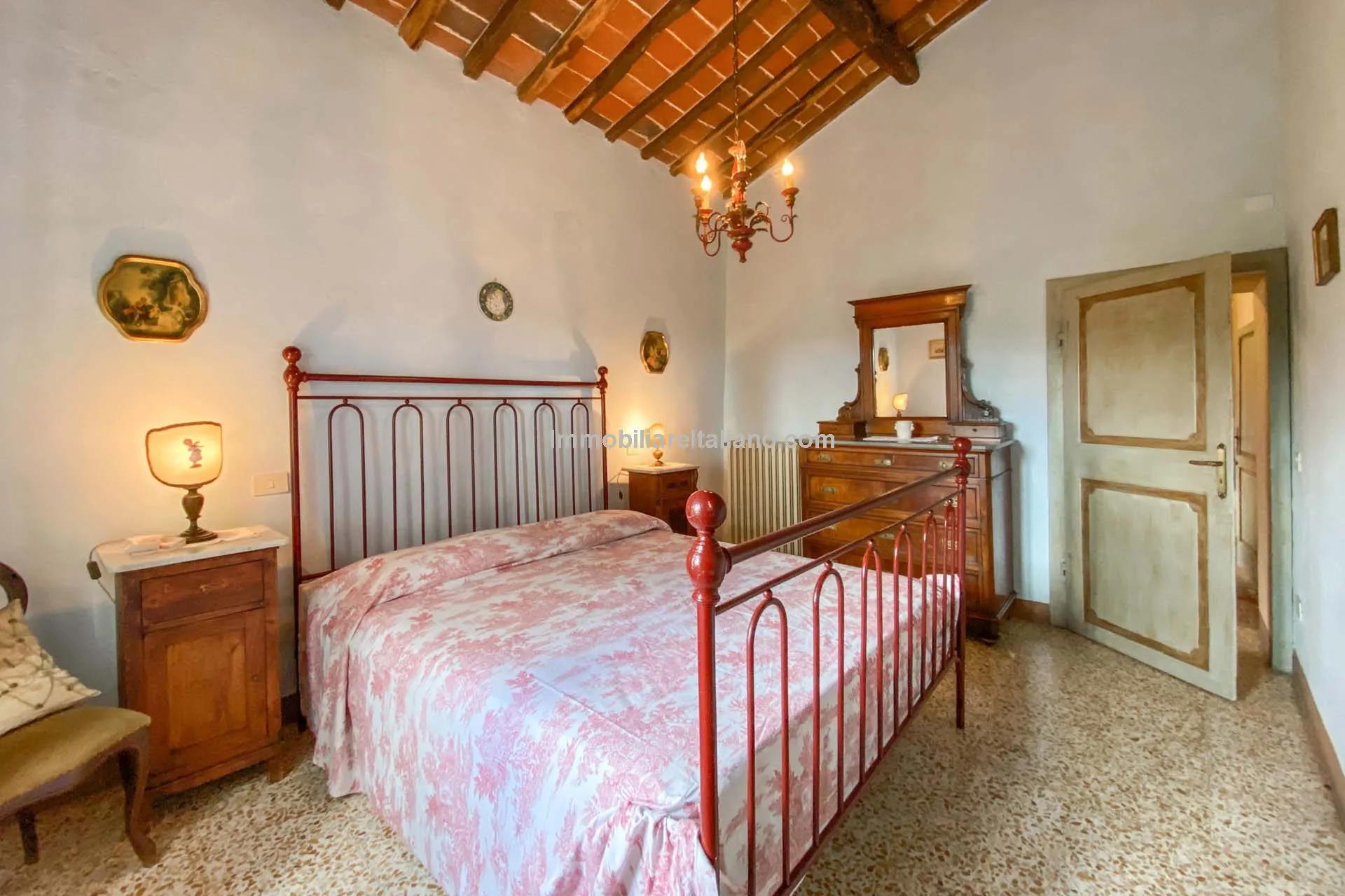 Tuscan Farmhouse with Expansive Gardens Near Cortona, Ideal for Restoration - View image 27 of 37