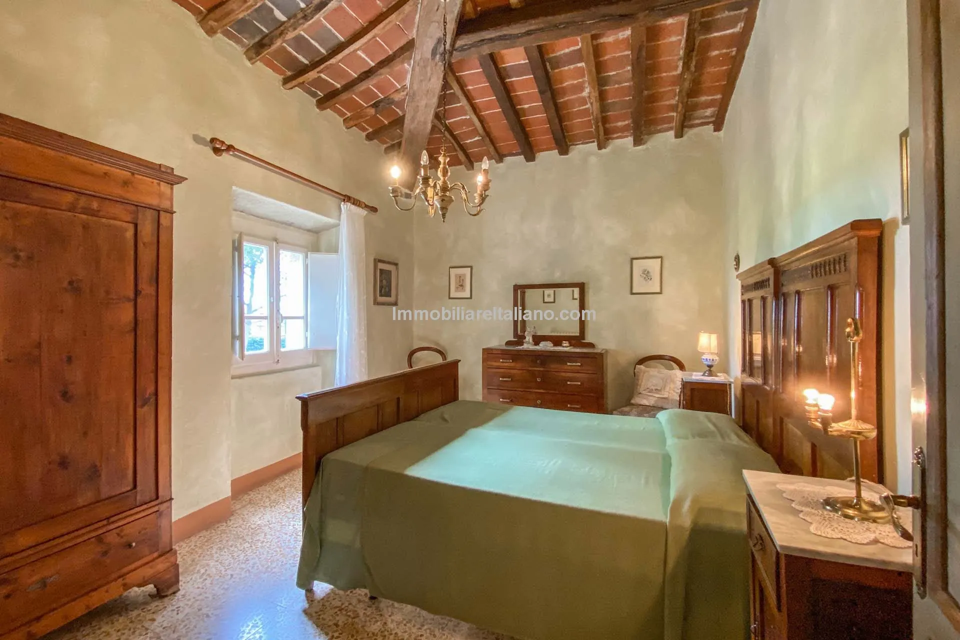 Tuscan Farmhouse with Expansive Gardens Near Cortona, Ideal for Restoration - View image 28 of 37