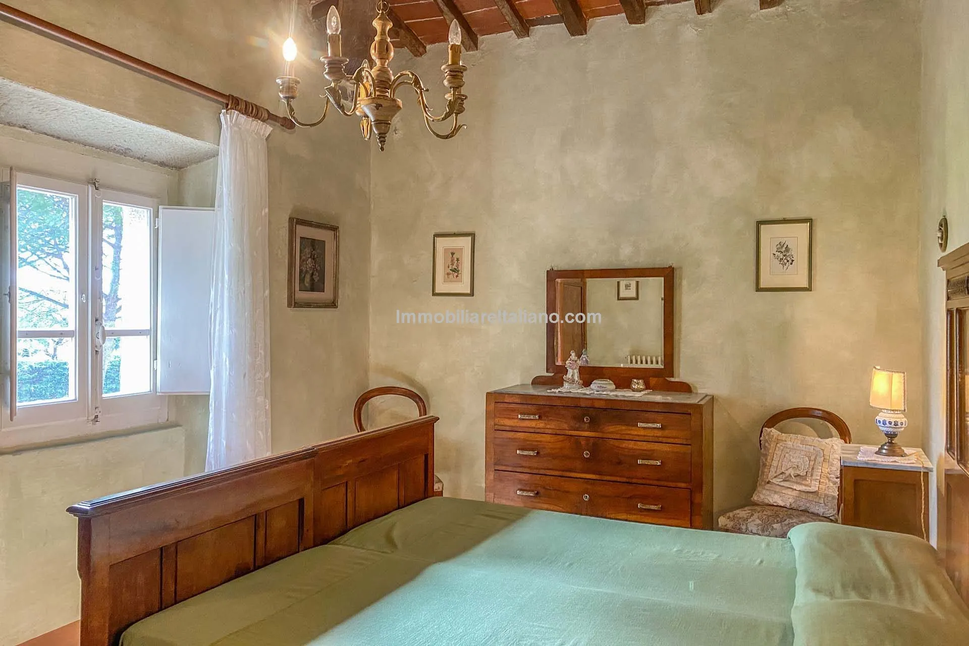 Tuscan Farmhouse with Expansive Gardens Near Cortona, Ideal for Restoration - View image 29 of 37