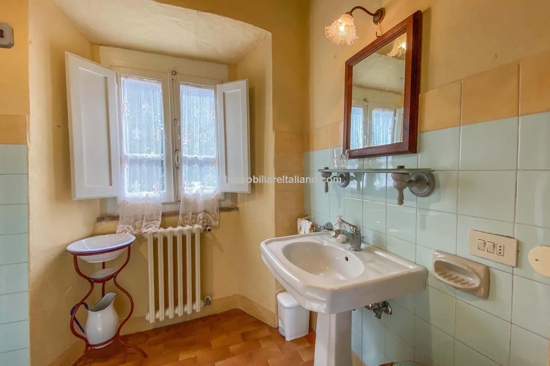 Tuscan Farmhouse with Expansive Gardens Near Cortona, Ideal for Restoration - View image 31 of 37